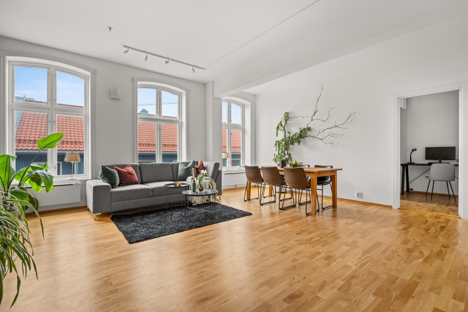 Stue/kjøkken har enkel tilgang til kontor og soverom. Galleribilde