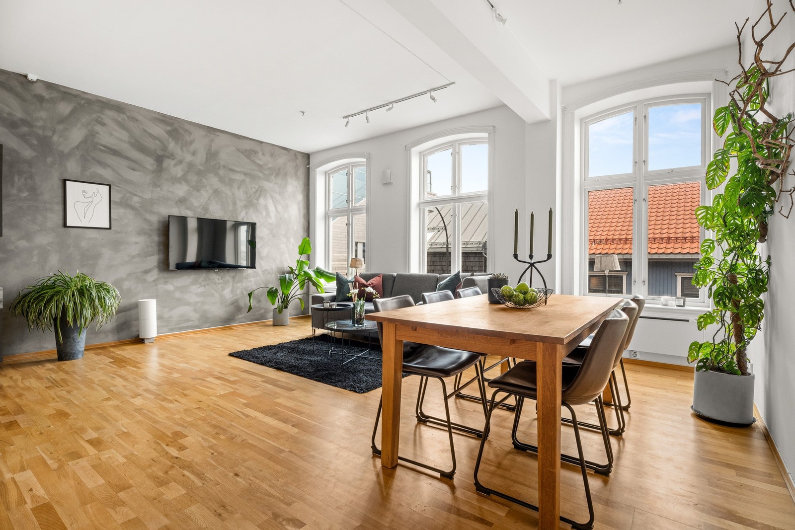 Leiligheten har god utsikt til storgata og nærhet til alt sentralt. Galleribilde