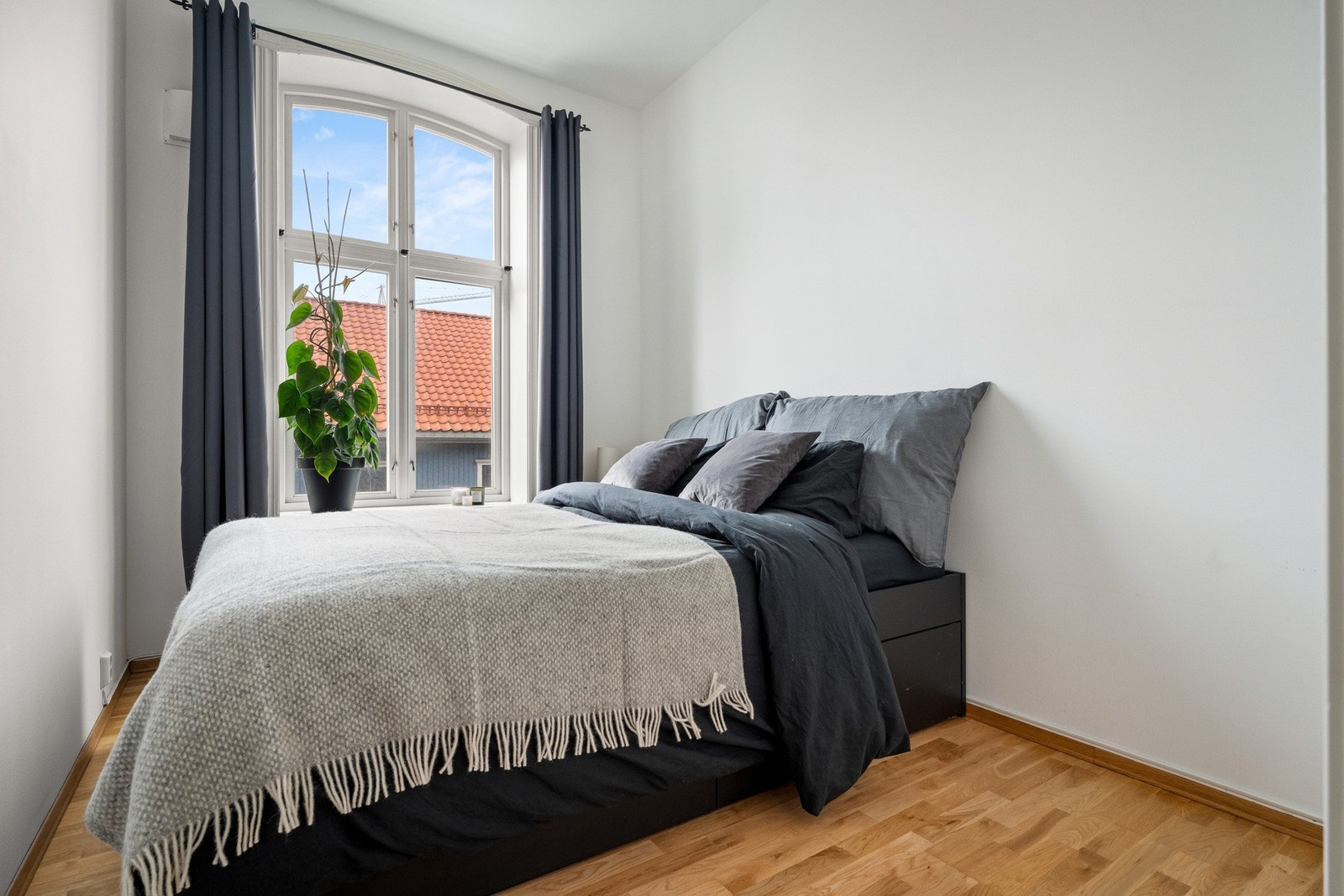Soverom med god plass til stor seng. Galleribilde