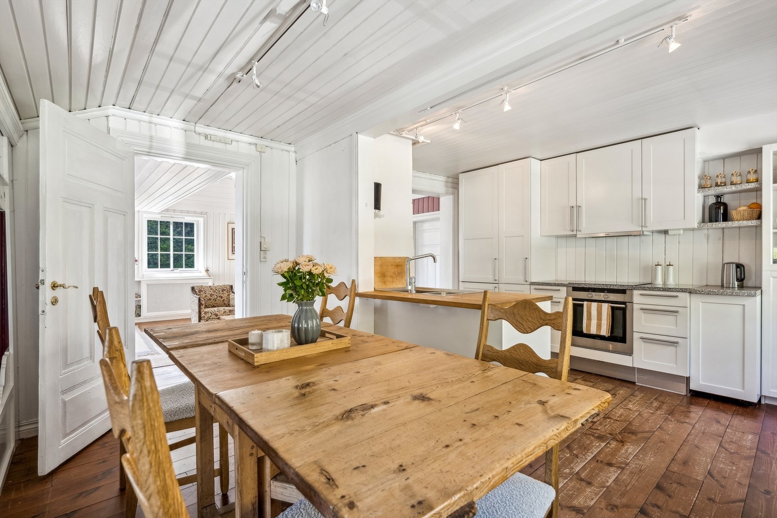 Kjøkkenet i 2. etasje ligger adskilt fra stuen med plass til spisebord. Spisestue og kjøkken var 2 soverom tidligere. Galleribilde