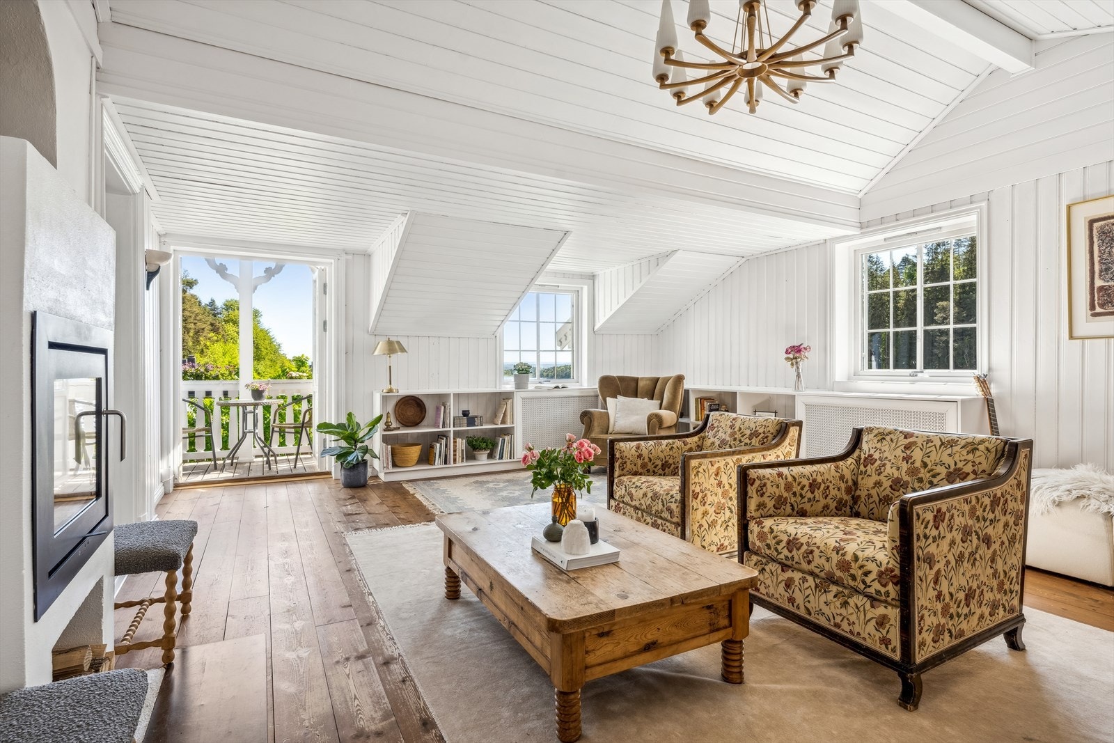 Stuen i 2. etasje er lys og luftig. Galleribilde