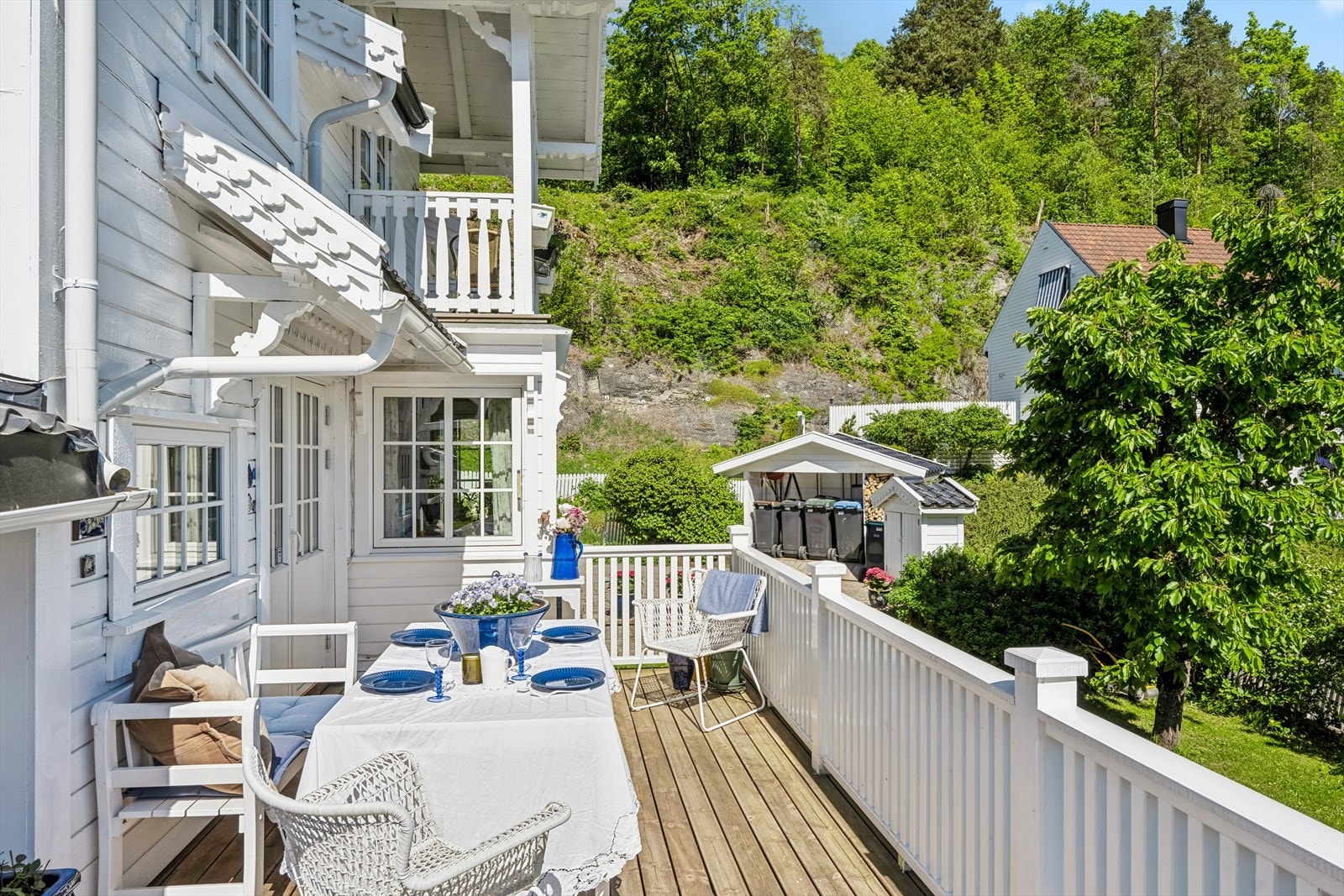 Utgang fra 1. etasje til en terrasse som strekker seg rundt boligen. Galleribilde