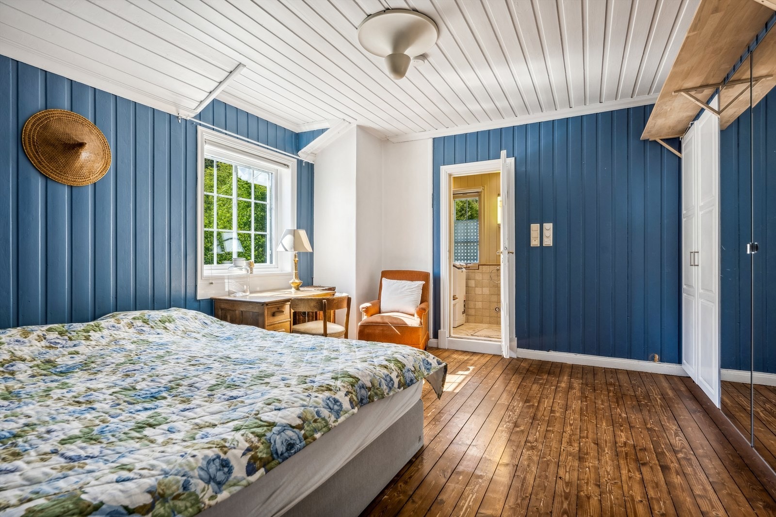 Soverommet oppleves som en en suite med god oppbevaringsplass og direkte tilgang til baderom. Galleribilde