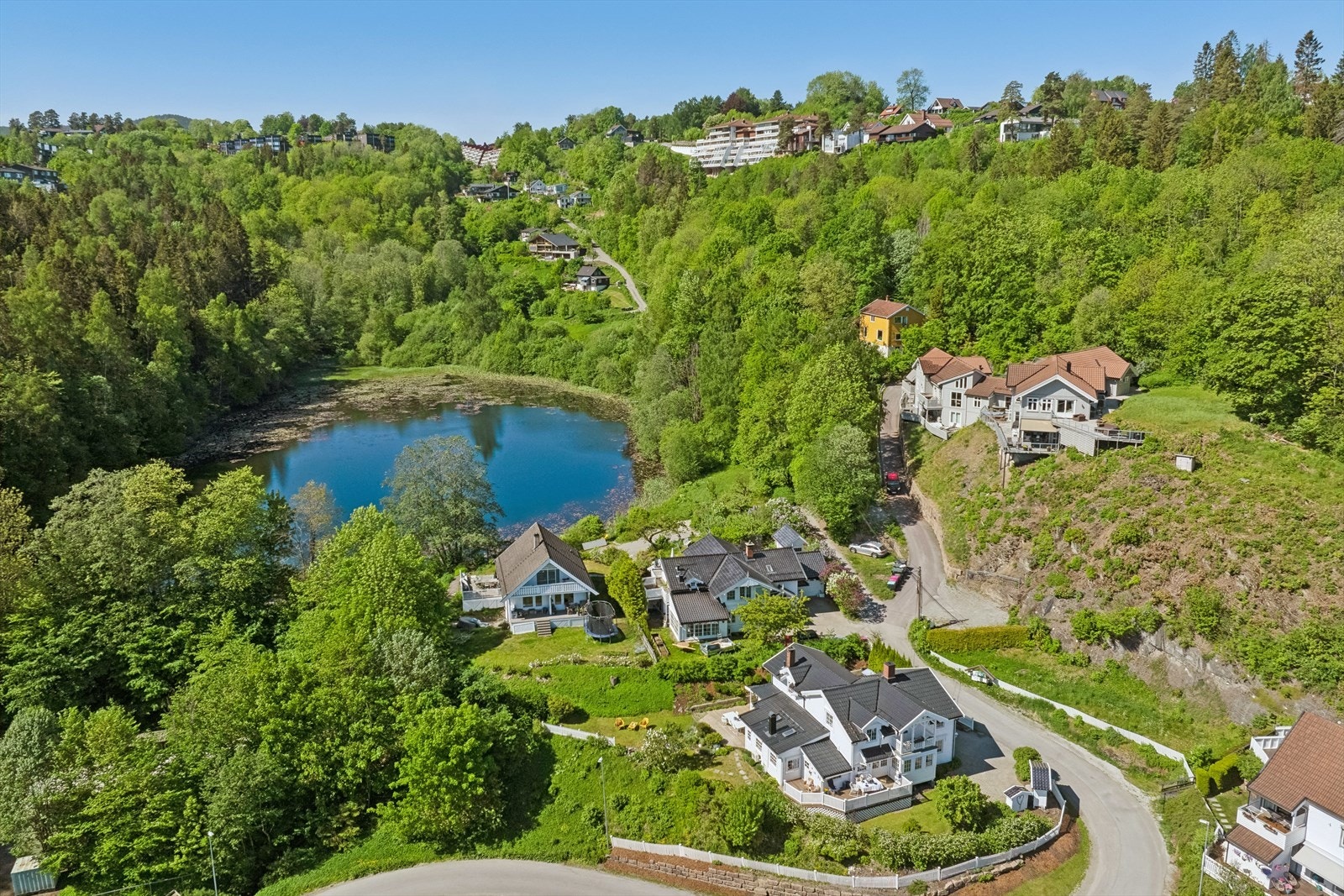 Boligen har en idyllisk beliggenhet i Leangbukta. Galleribilde