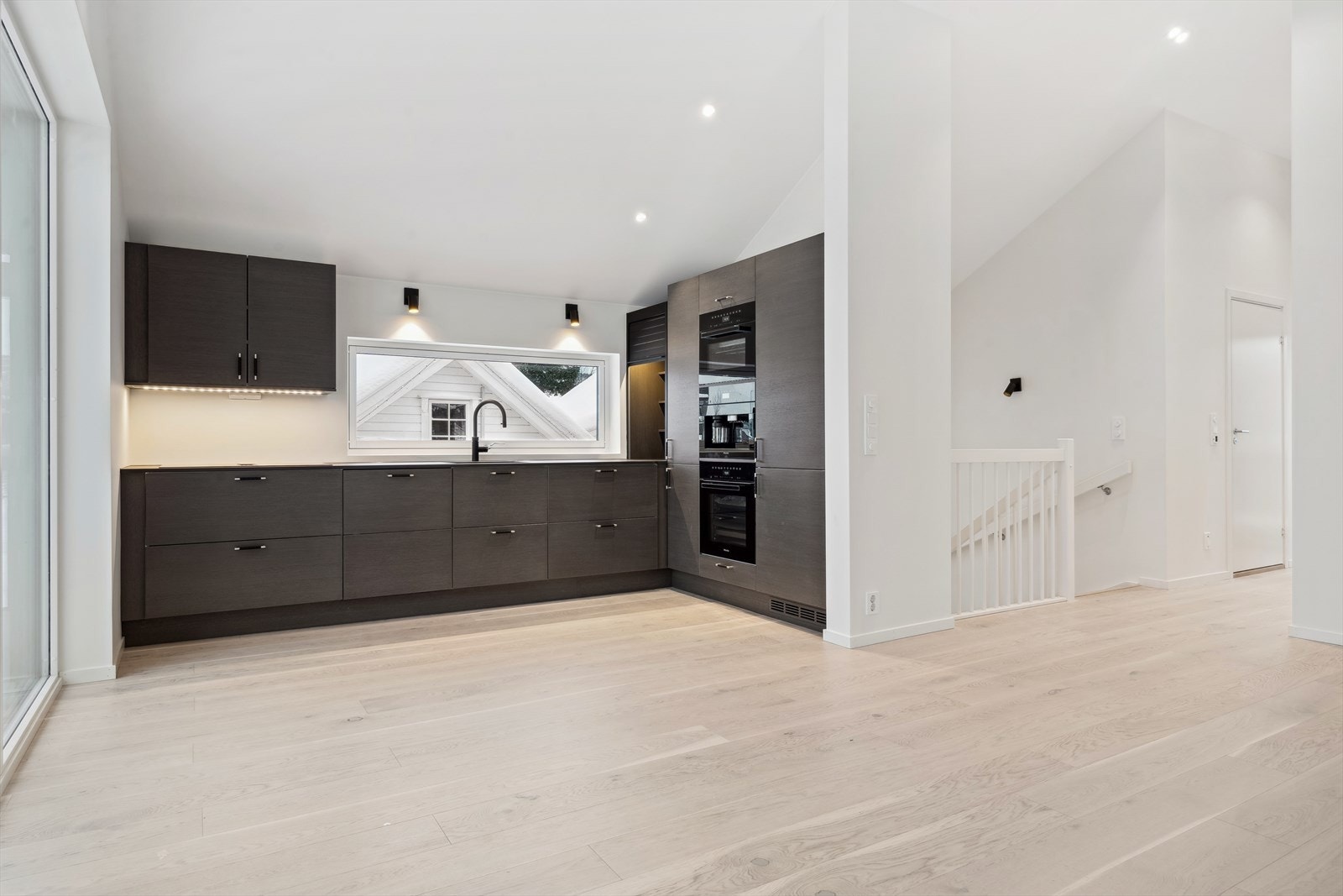 Kjøkkenet har et stilrent design og tilbyr godt med skap- og lagringsplass, noe som gjør det både praktisk og innbydende. Galleribilde