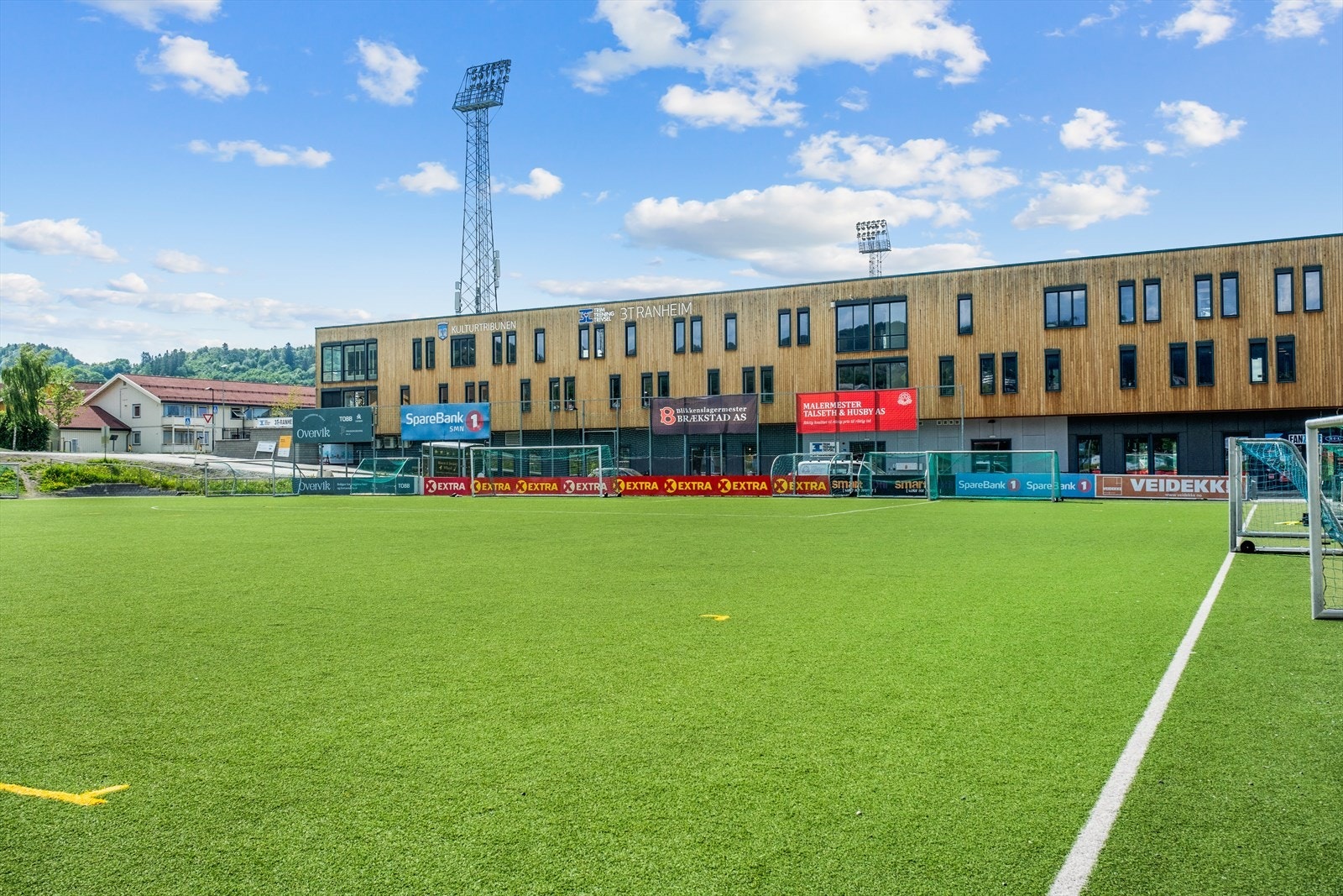 Området byr på en rekke turmuligheter i skog og mark, både vinter og sommer. I tillegg til aktivitetstall, fotballbane, og treningssentre. Galleribilde