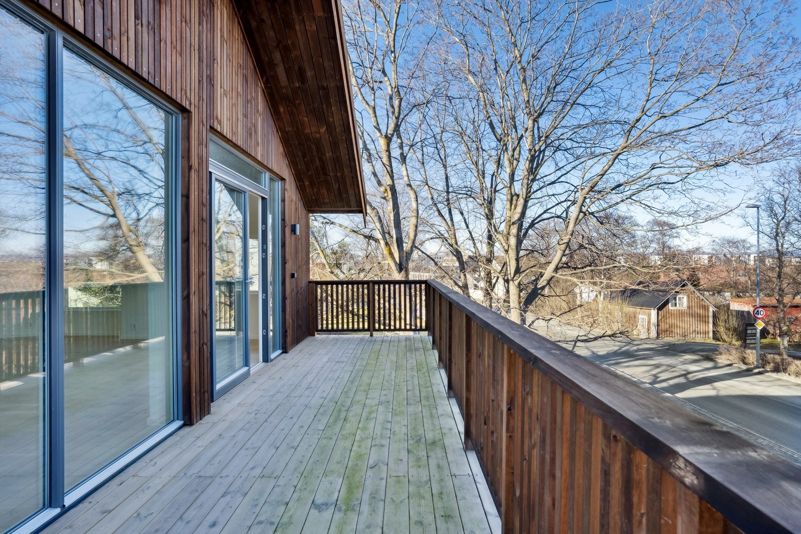 Balkongen har flott utsikt mot Trondheimsfjorden. Galleribilde