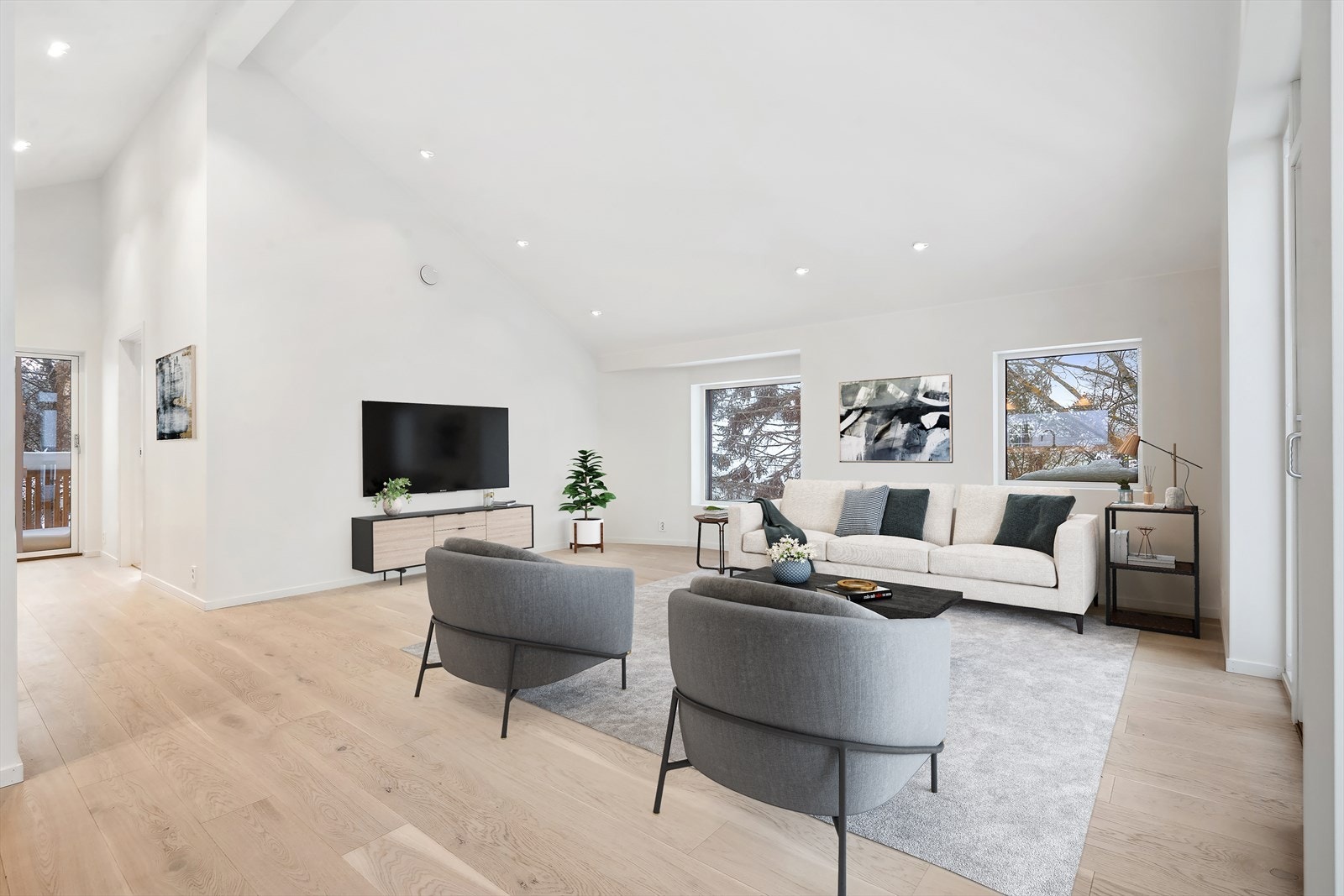 Boligen ble ferdigstilt i 2024 og holder en moderne standard med stilren parkett, slette overflater og innfelte downlights som gir et tidsriktig uttrykk. Galleribilde