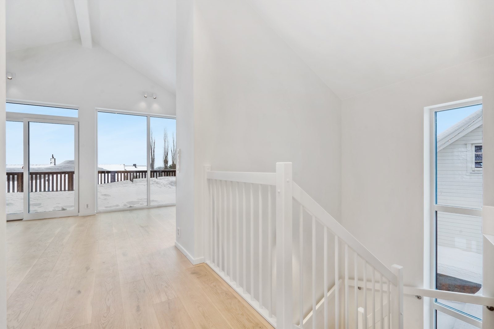 Trappen strekker seg fra andre etasje og helt ned til kjelleren og gir hjemmet en flott overgang mellom nivåene. Galleribilde