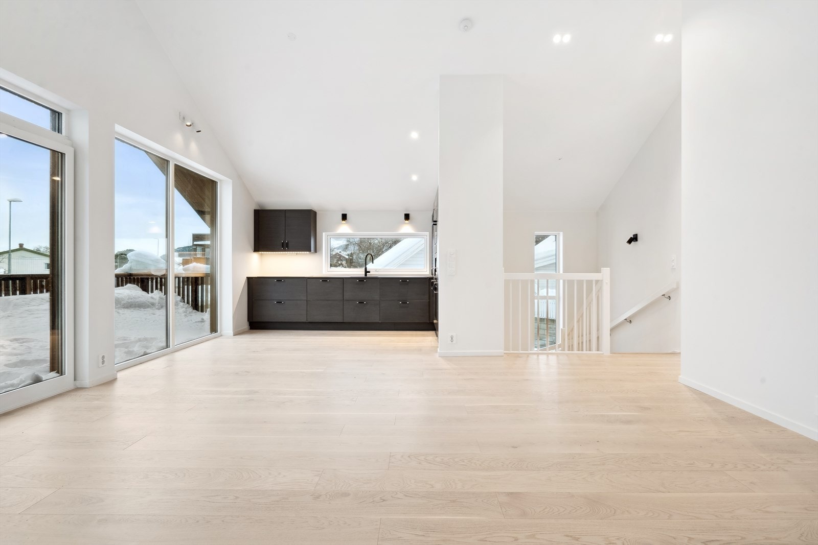 Rommets utforming gir rom for en rekke møbleringsalternativer med god plass til både spise- og sittegruppe. Galleribilde