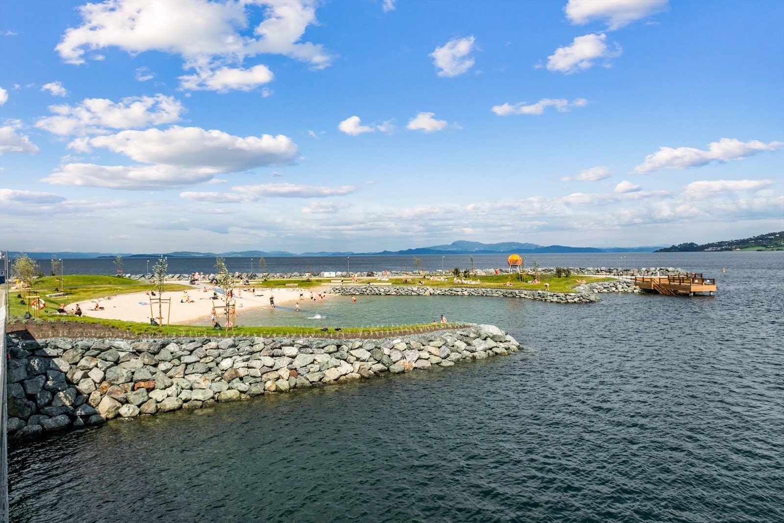 Det er også 15 minutter gange til den nyetablerte badestranden på Grilstad Marina. Det er ellers flere badeplasser med kun minutters gange fra eiendommen. Galleribilde