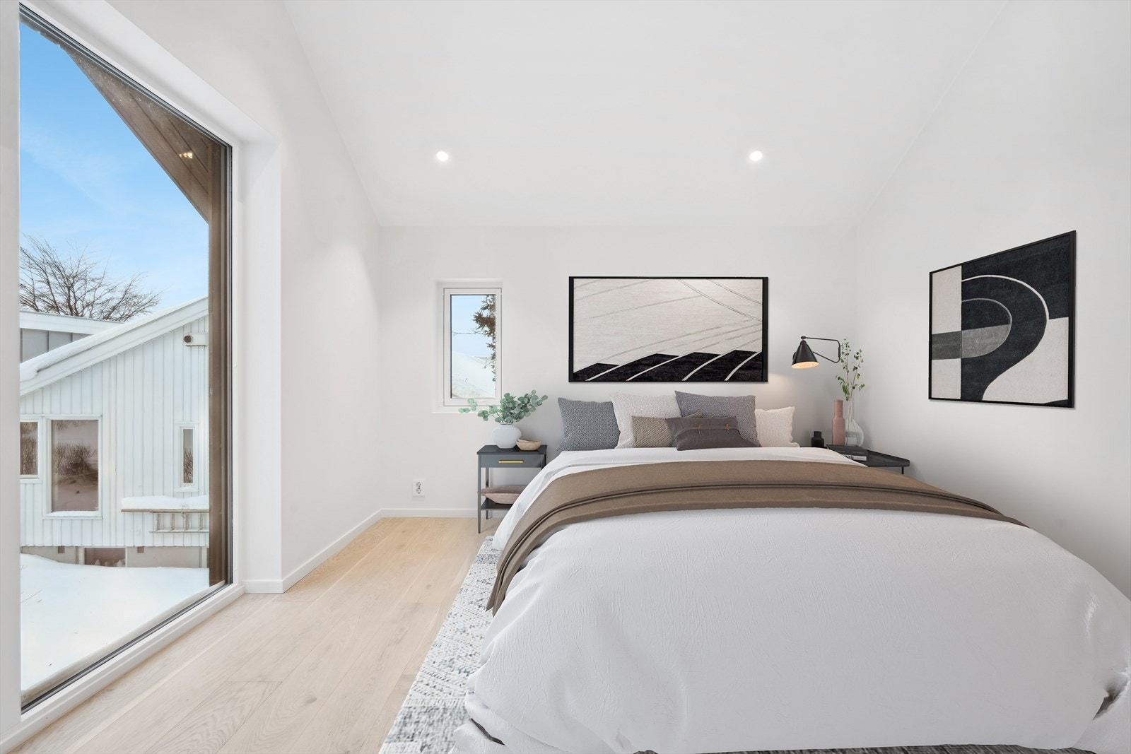 Soverommet er på 11,5 m² med god plass til både dobbeltseng, nattbord og ønsket garderobeløsninger. Boligen har en gjennomgående bruk av parkett foruten om bad. Galleribilde