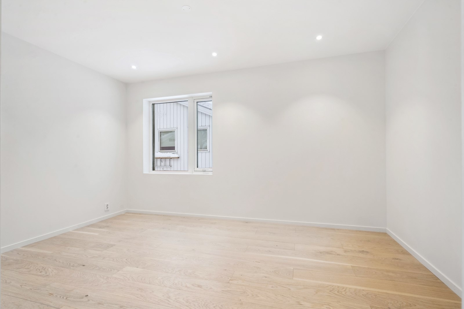 Tre av de fire soverommene er plassert i første etasje, noe som skaper en naturlig adskillelse mellom soverom og sosiale rom. Galleribilde