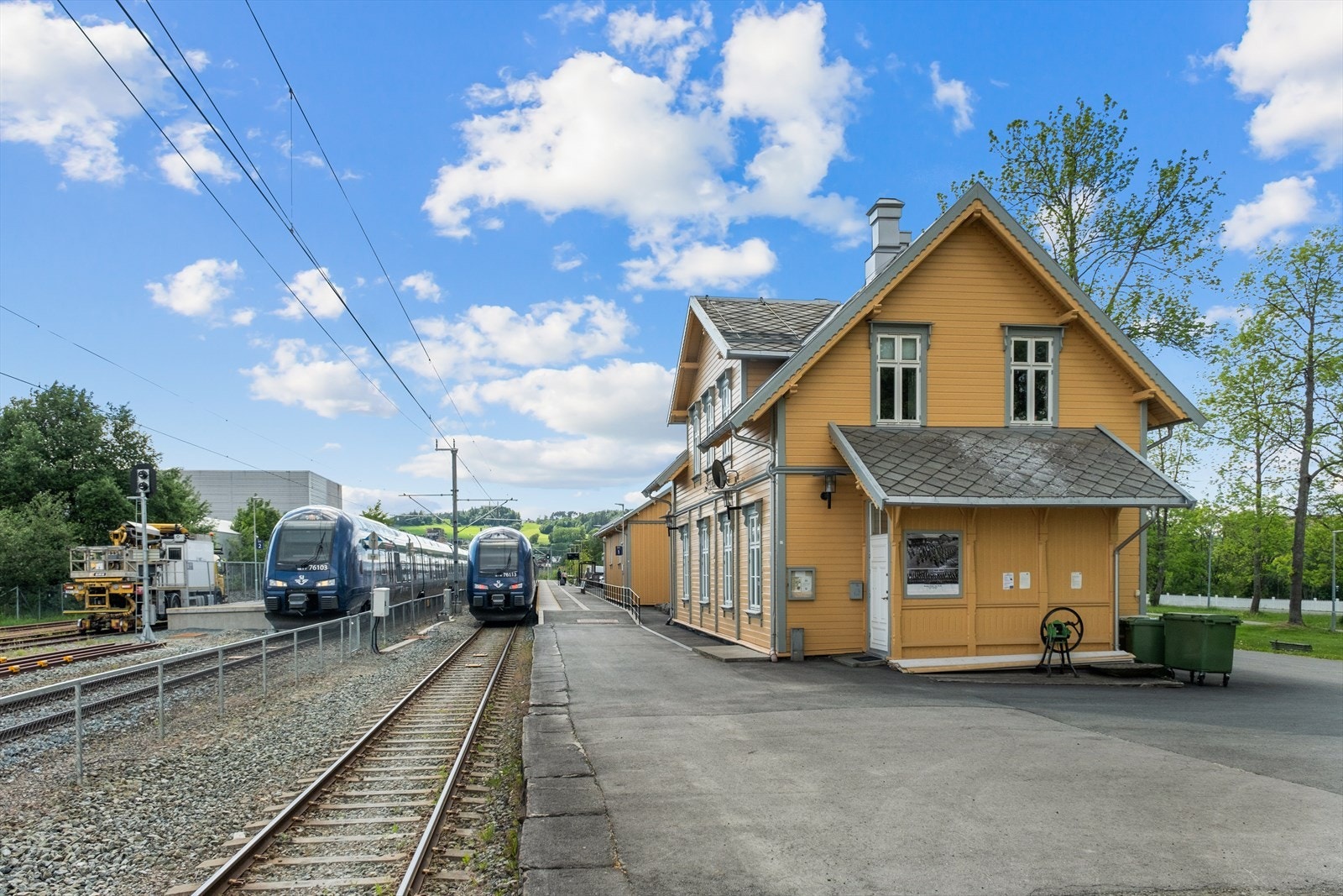 Det er 1,3 km til Ranheim stasjon og 150m til nærmeste bussholdeplass, Anders Søyseths veg. Galleribilde