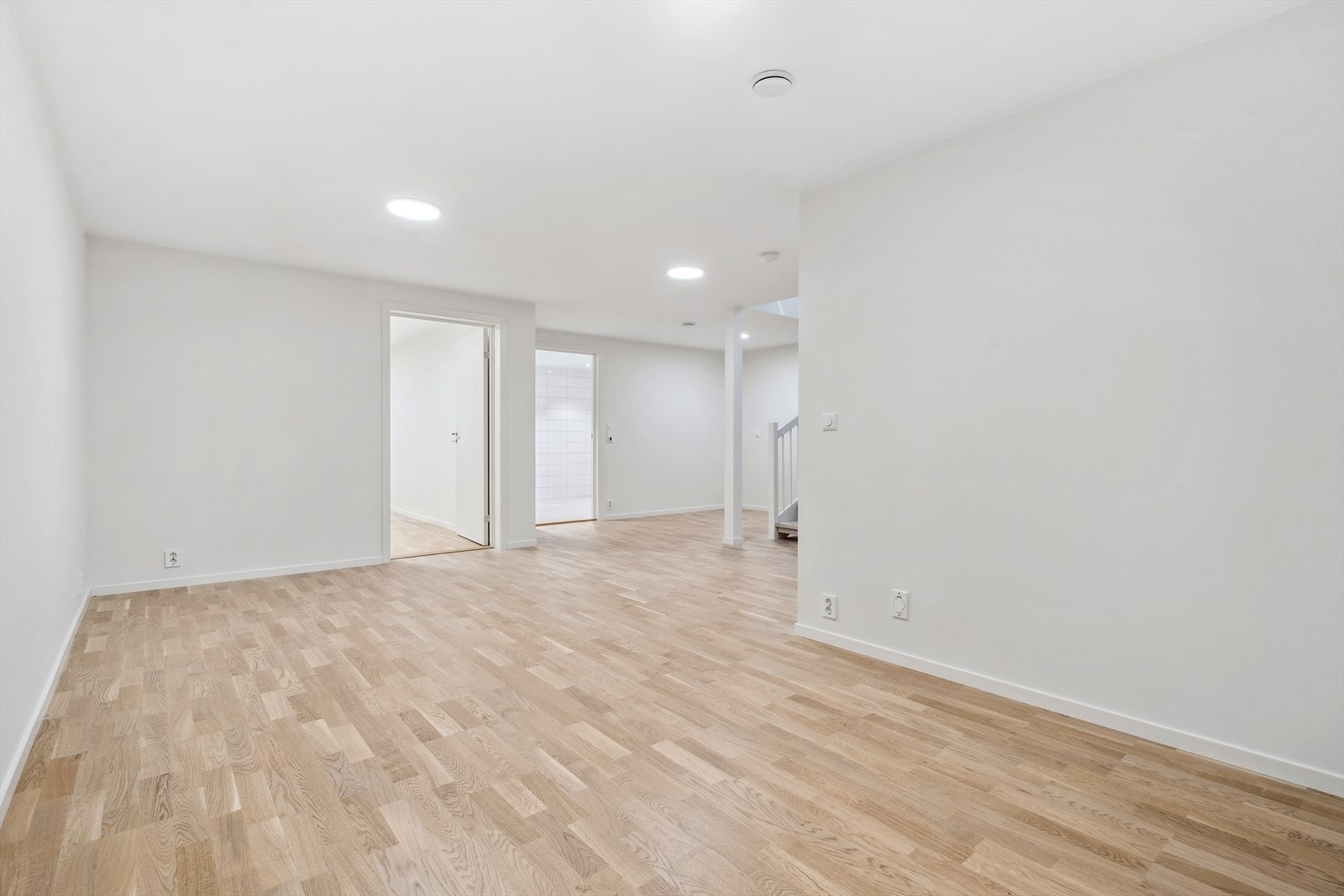 Rommet er på totalt 35,5 m² med god plass til oppbevaring eller ønsket møblement. Galleribilde