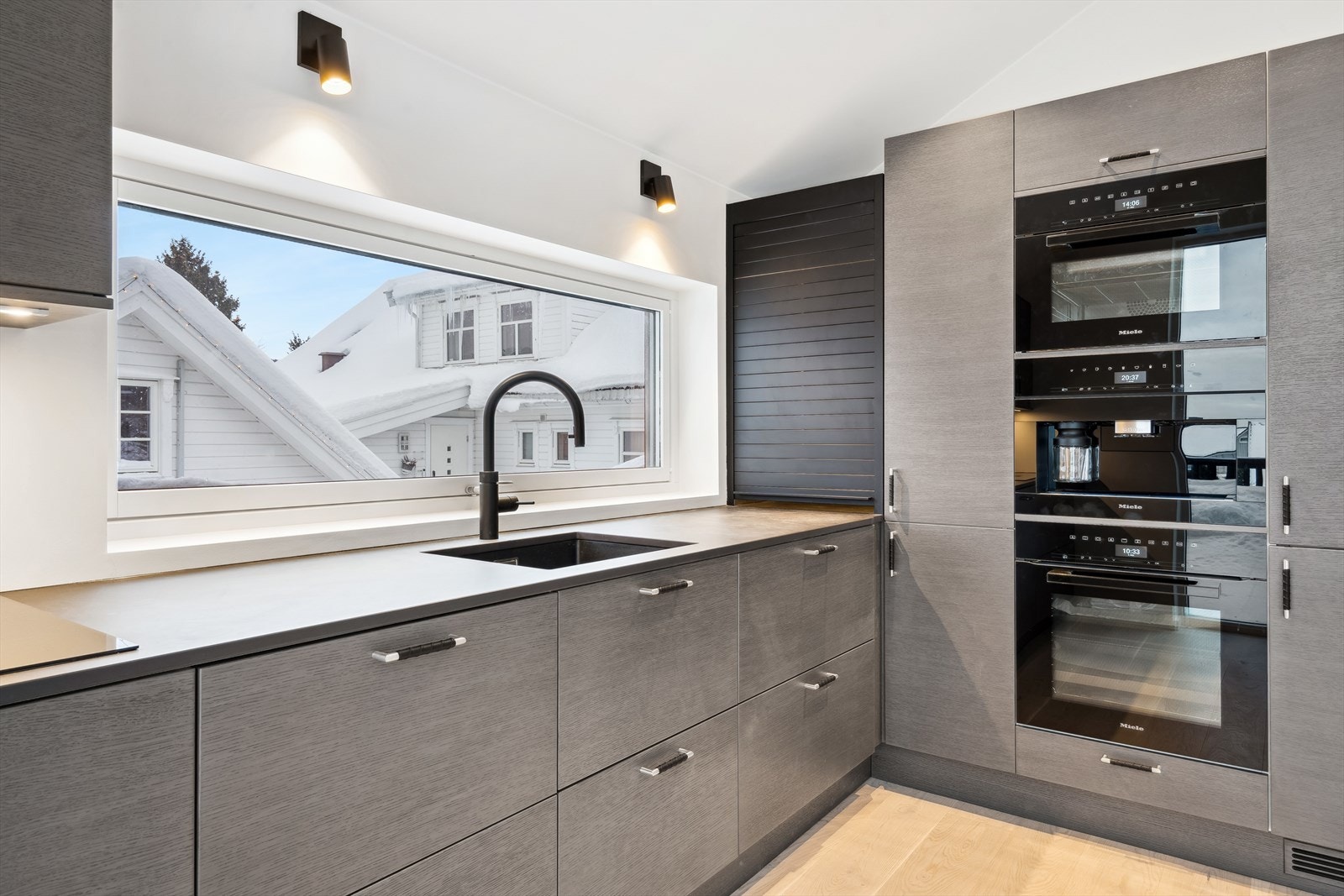 Kjøkkenet har integrerte hvitevarer fra Miele som medfølger handelen. Galleribilde