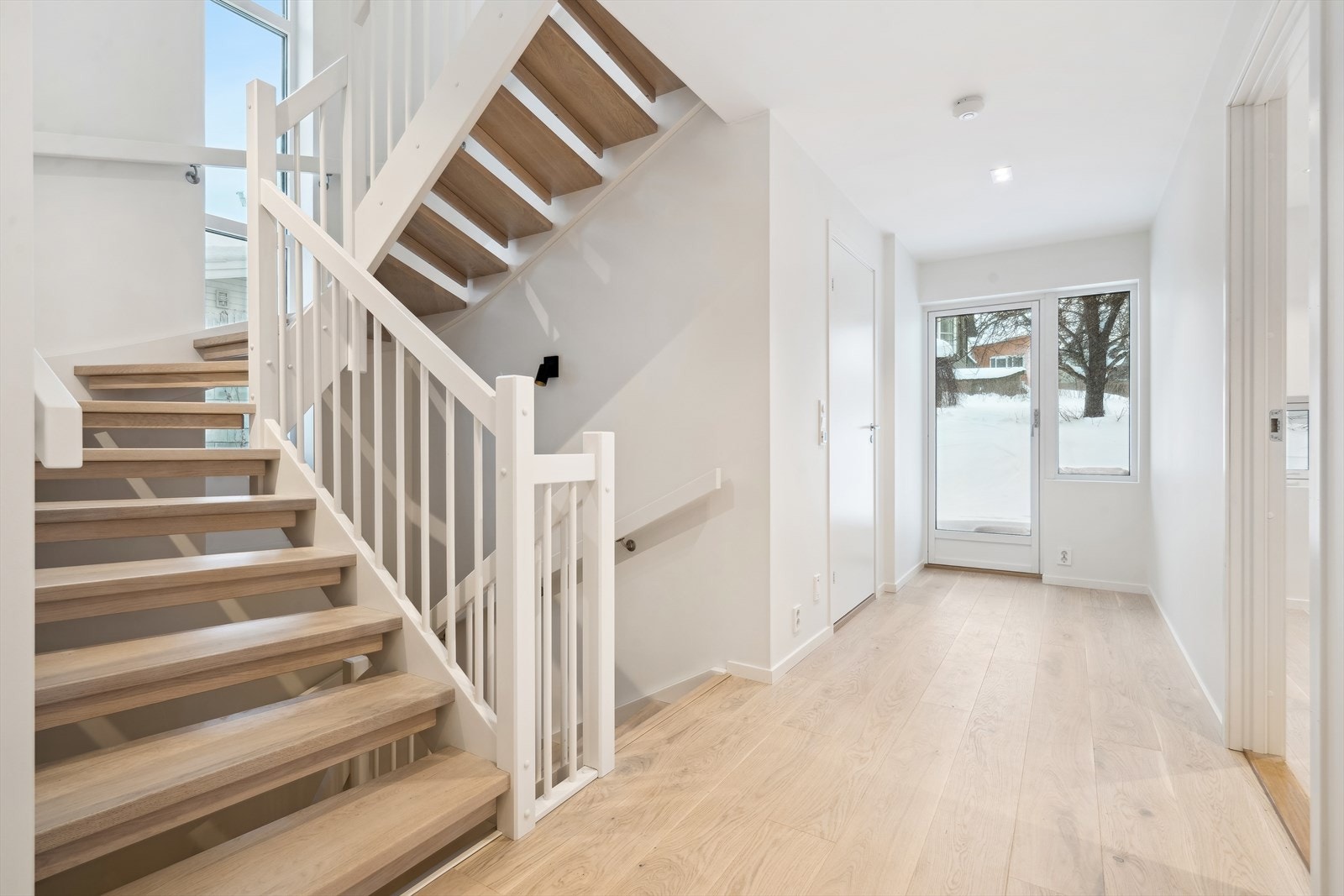 Første etasjen byr på tre soverom, to bad, gang og entré. Galleribilde