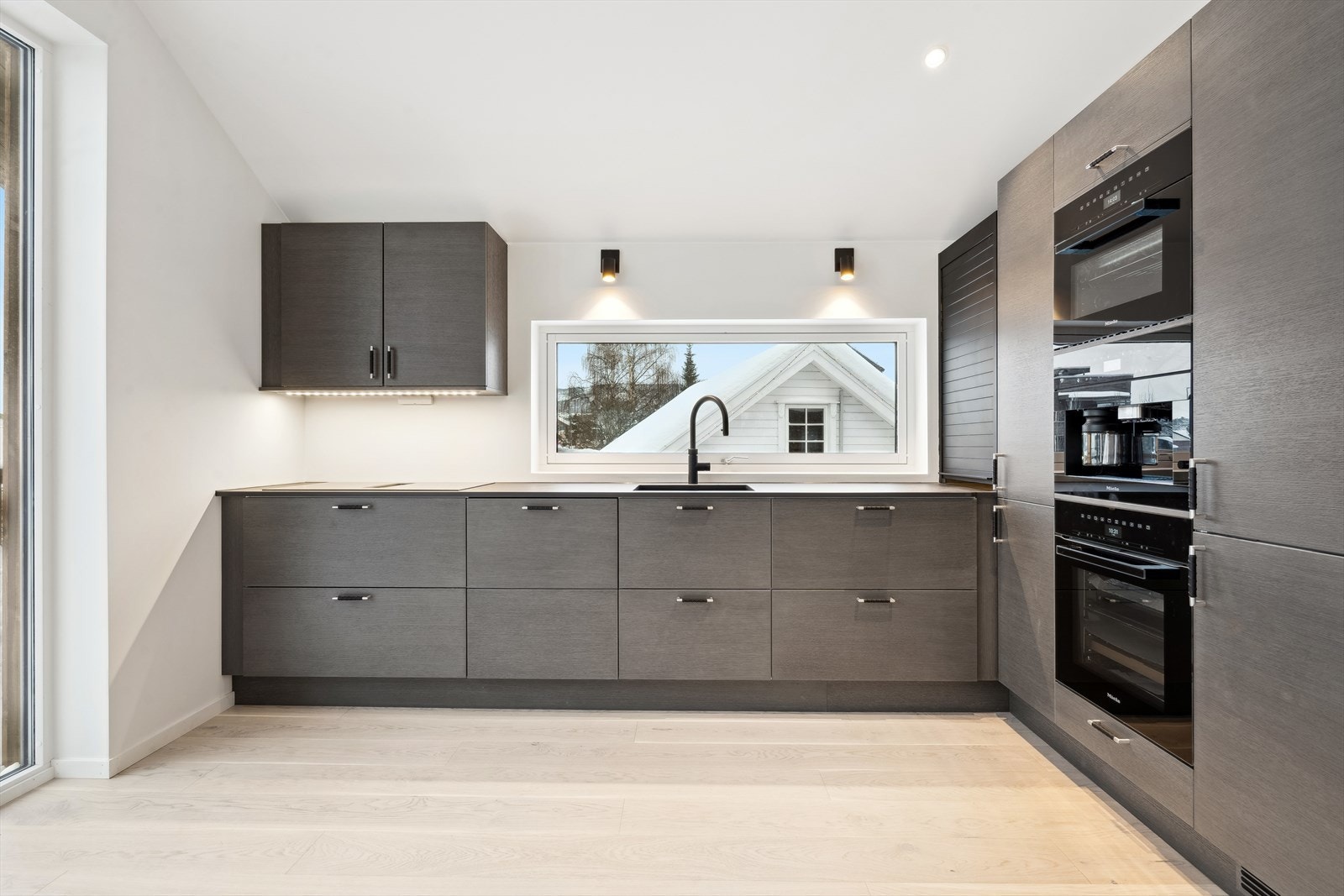 Her får du integrerte hvitevarer som blant annet kaffemaskin, stekeovn, platetopp, oppvaskmaskin samt frys- og kjøleskap. Galleribilde