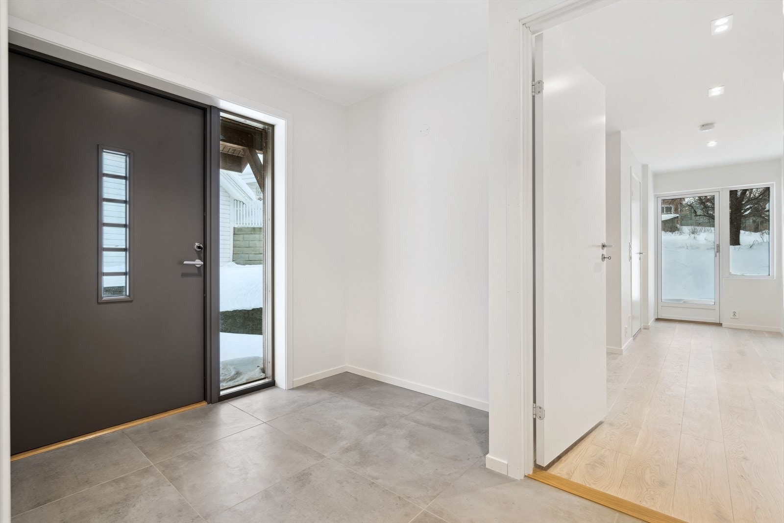 Entré med god plass oppbevaring av sko- og yttertøy. Galleribilde