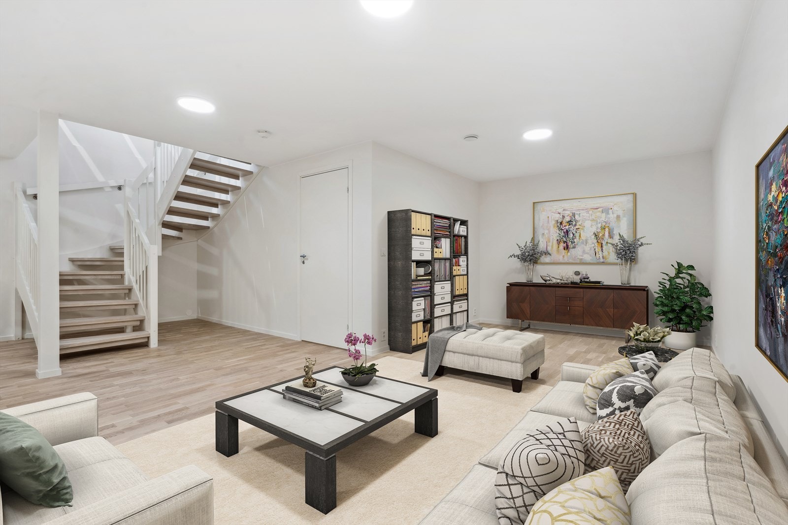 Kjelleren byr på et stort åpent kjellerareal, vaskerom og to boder. Galleribilde