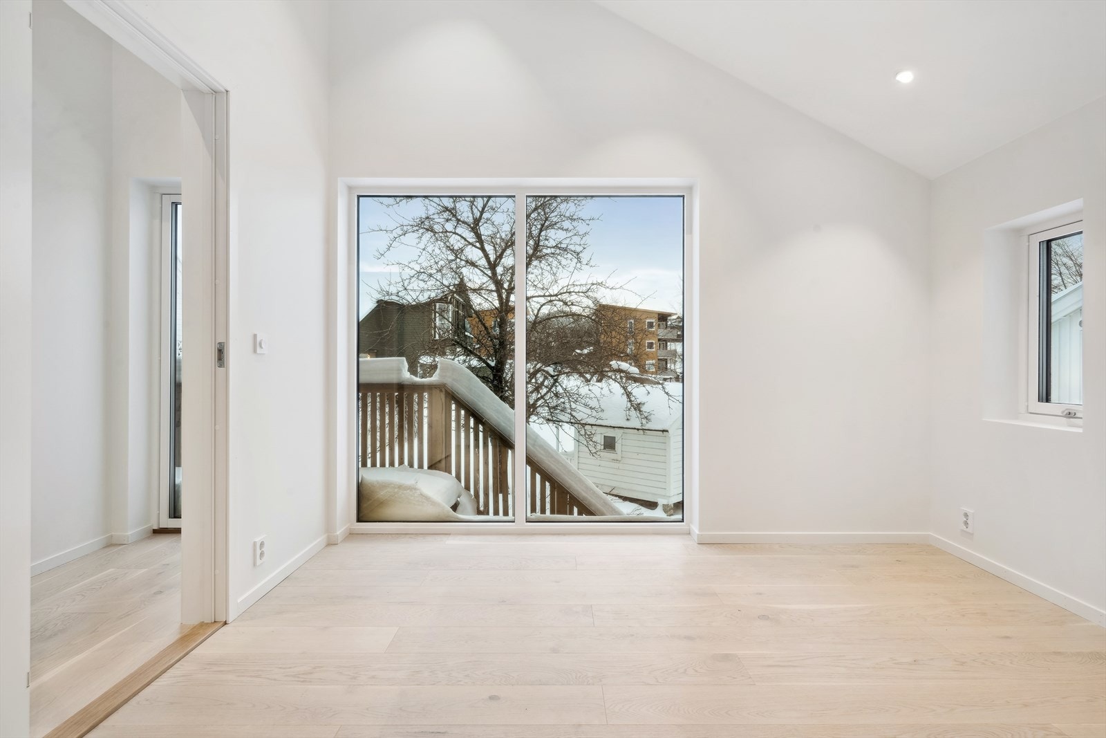 Hele andre etasje har ekstra god takhøyde, noe som skaper en luftig og romslig atmosfære. Galleribilde