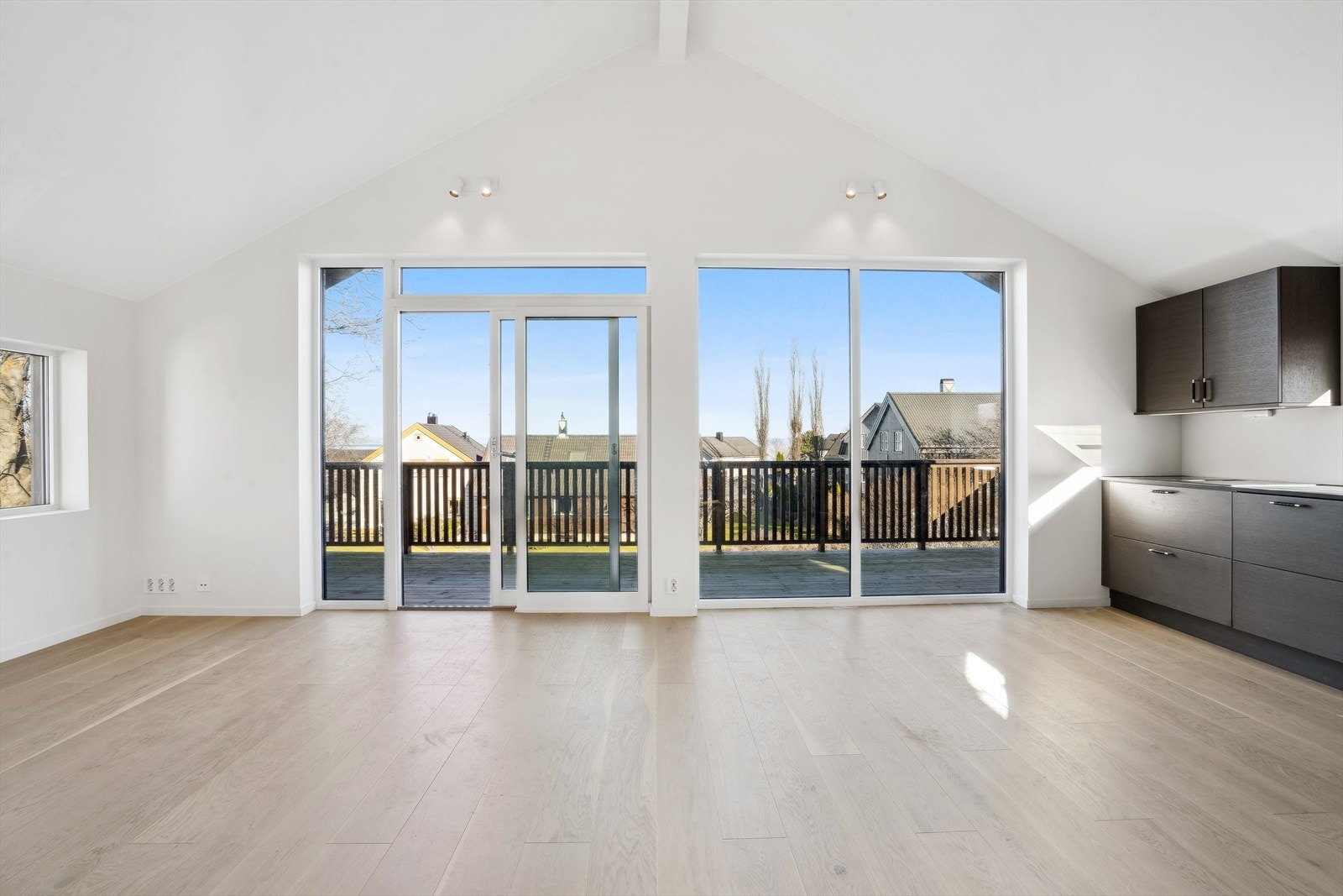 I andre etasje finner du en romslig og lys stue- og kjøkkenløsning på 33 m², som gir god plass til både hverdag og sosiale sammenkomster. Fra stuen har du direkte utgang til en romslig balkong som utvider stuen på varme sommerdager. Galleribilde