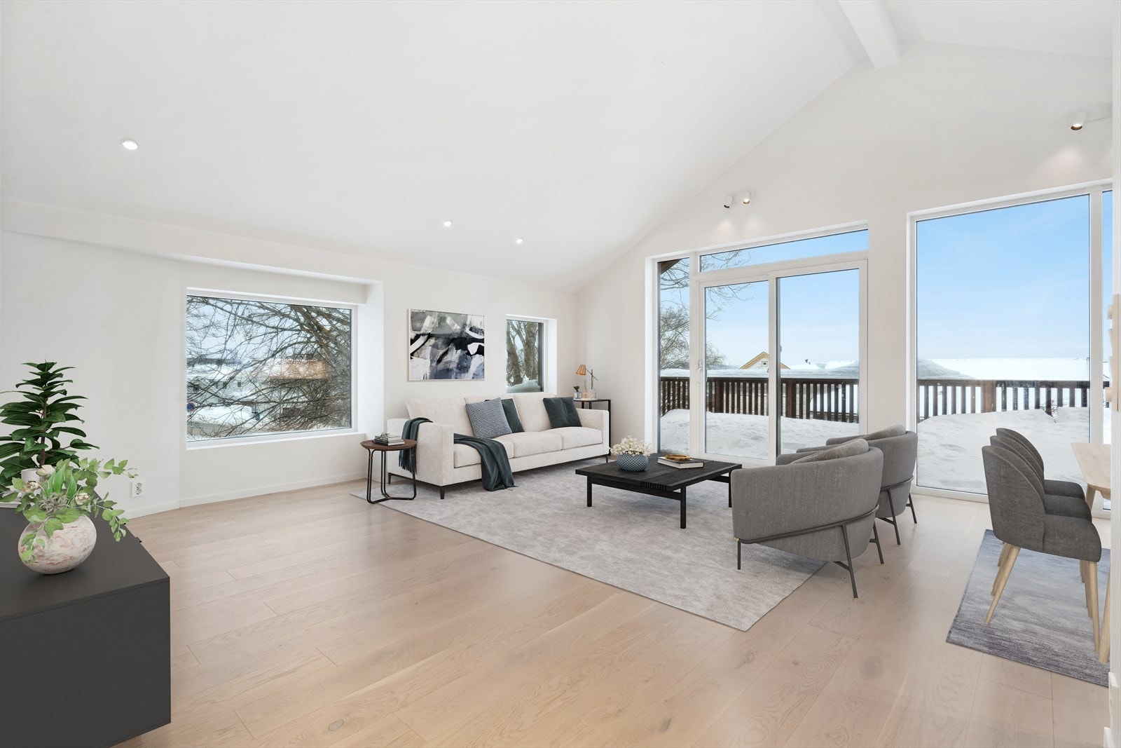 Boligen fordeler seg over tre plan og har et bruksareal på 210 m², med en gjennomtenkt planløsning som utnytter plassen optimalt. Vær oppmerksom på at alle møbler i annonsen er digitalt innredet. Galleribilde