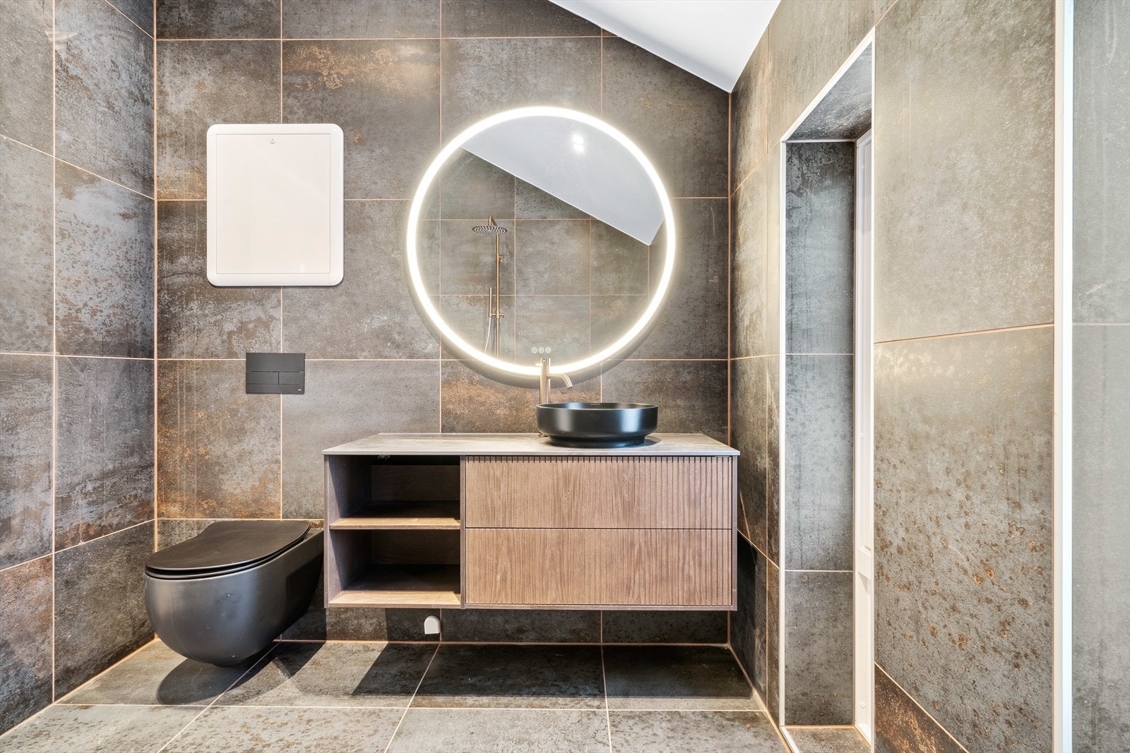 Badet er romslig med sine 5 m², noe som gir god plass til daglige rutiner. Galleribilde