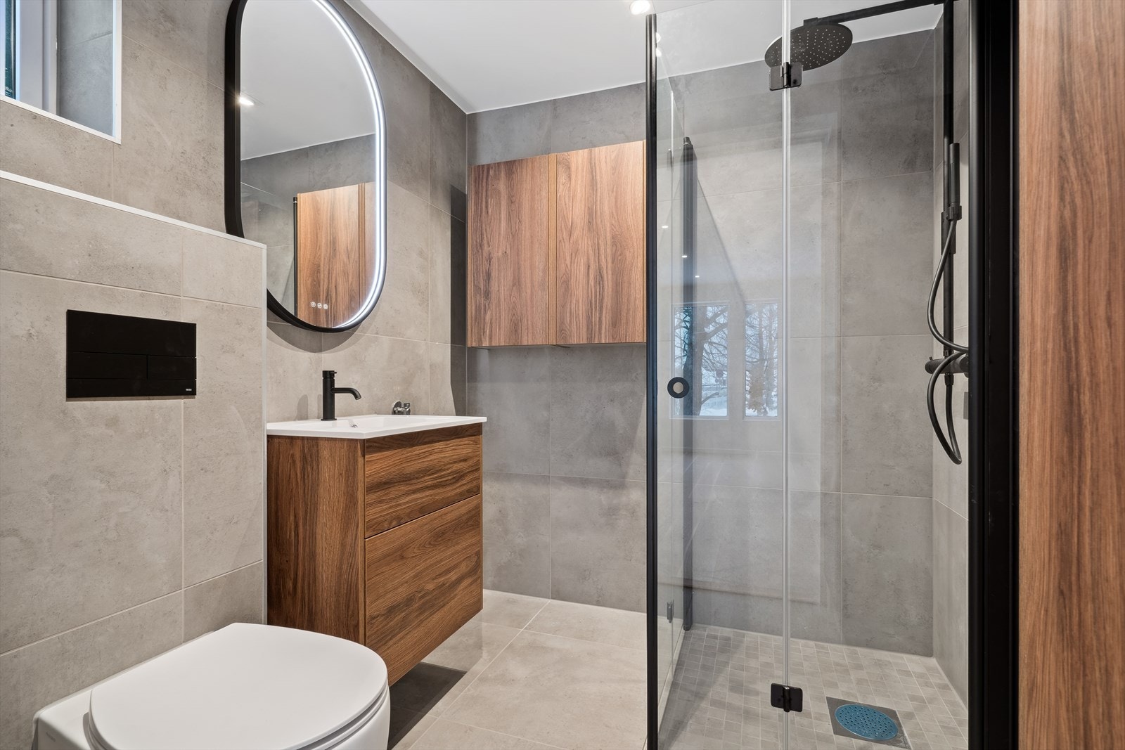 Badet som ligger i tilknytning med det største soverommet rommet 4 m². Her får du varme i gulv og ferdig opplegg for vaskemaskin. Galleribilde