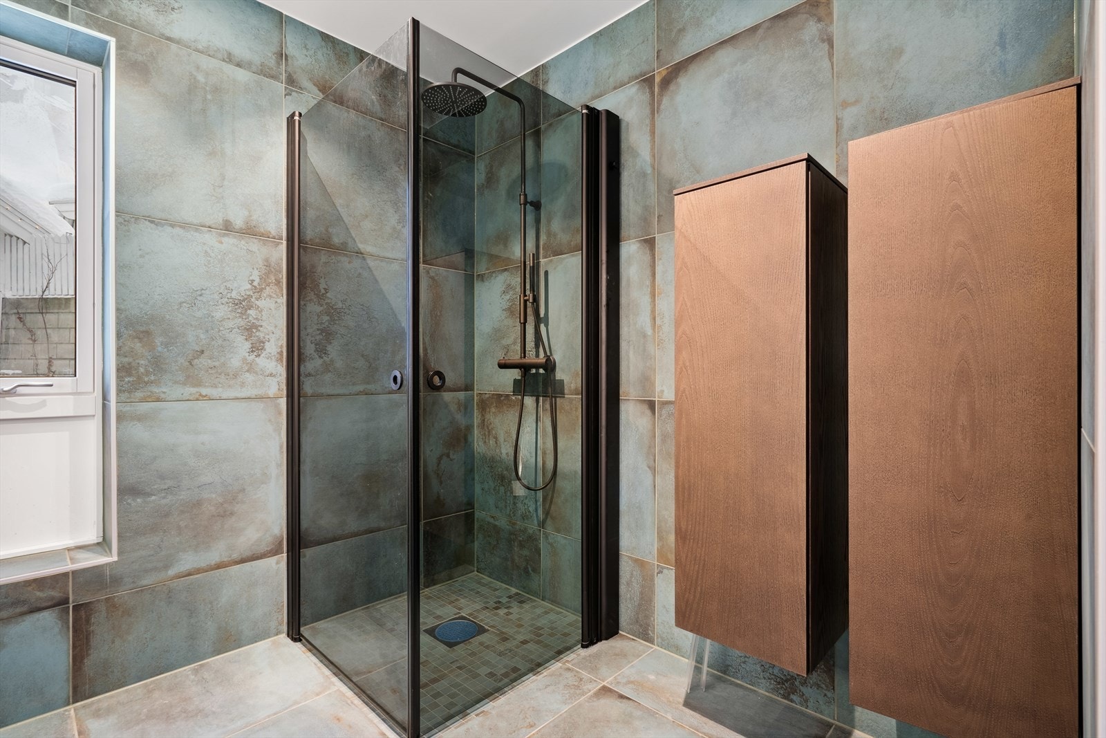 Det er montert praktiske skap som gir ekstra oppbevaringsplass. Galleribilde