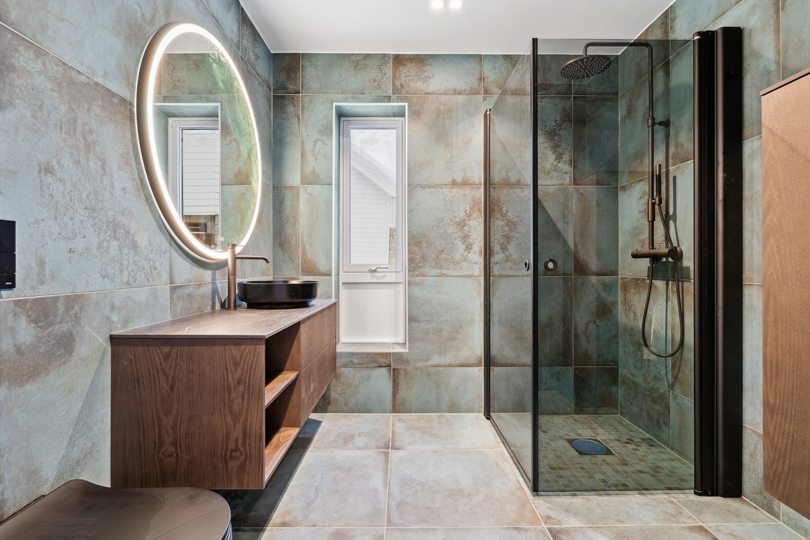 Alle badene kombinerer stil og funksjon med moderne materialer og smarte løsninger. De tilbyr romslige dusjområder og elegante fliser for en komfortabel opplevelse. Galleribilde