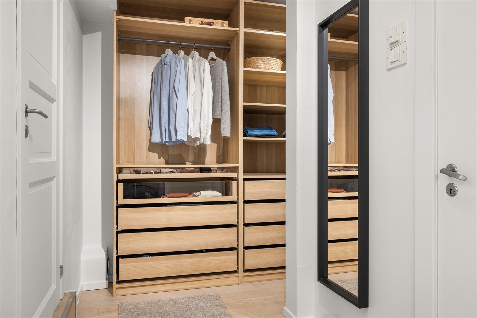 Gang/bod innredet med PAX garderobeløsning. Galleribilde