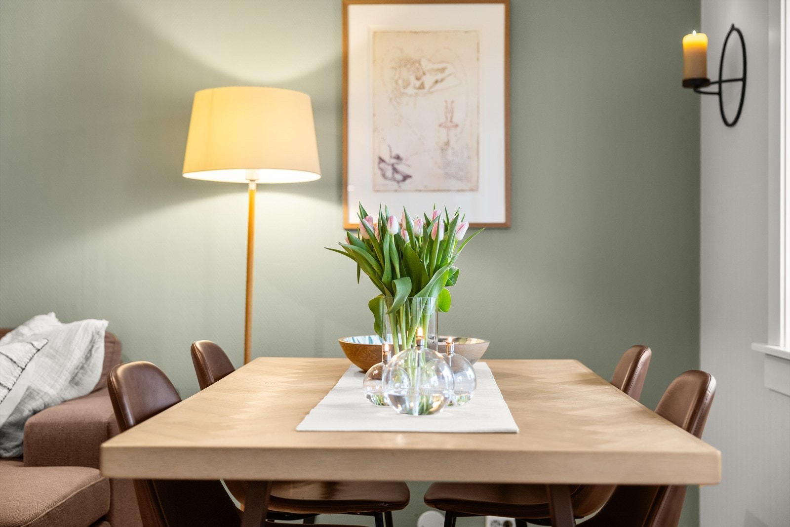 I stue er det plass til både spisegruppe og sofagruppe. Galleribilde