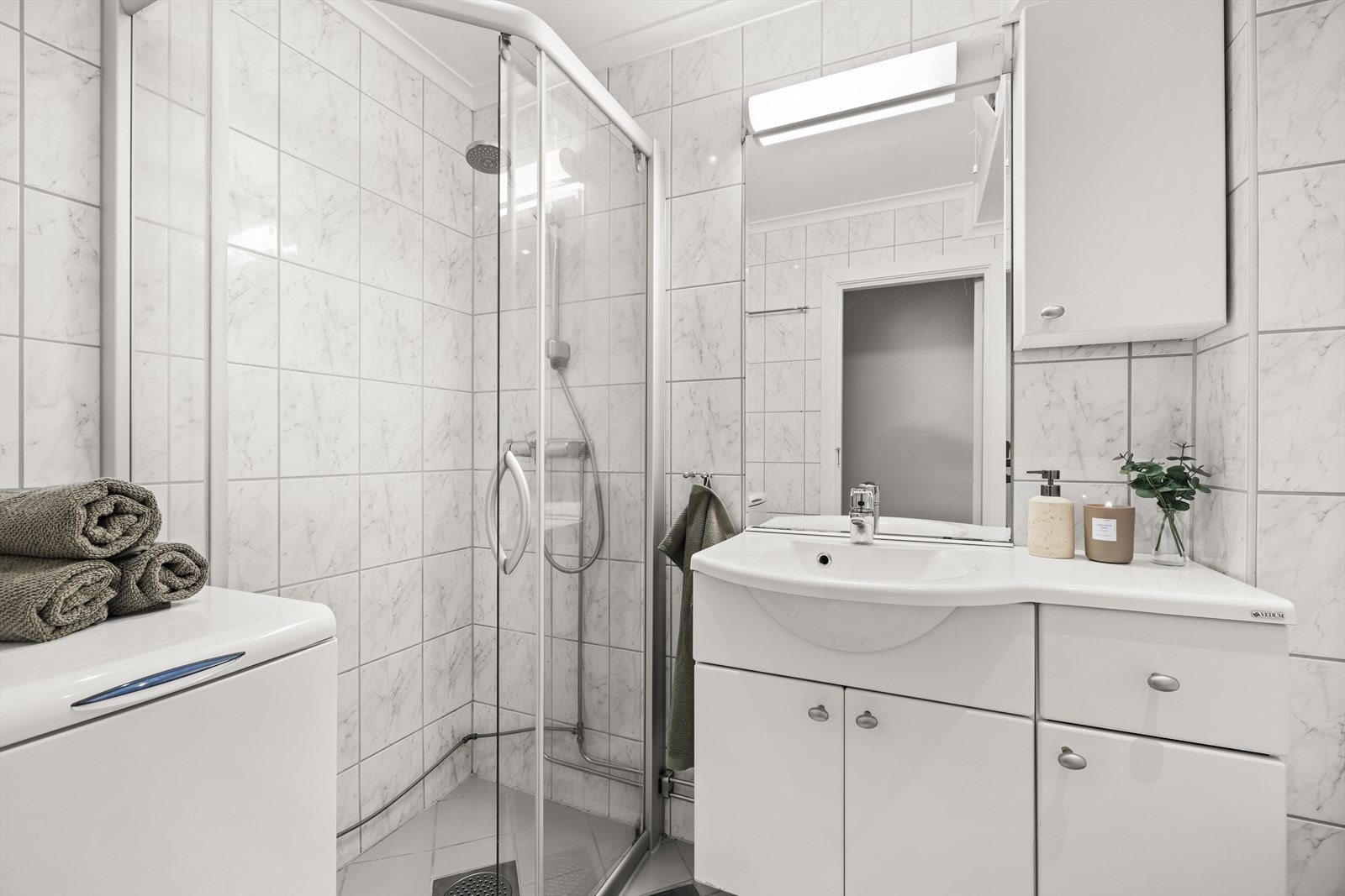 Lyst flislagt baderom rehabilitert i 2003 i regi av borettslaget. Galleribilde