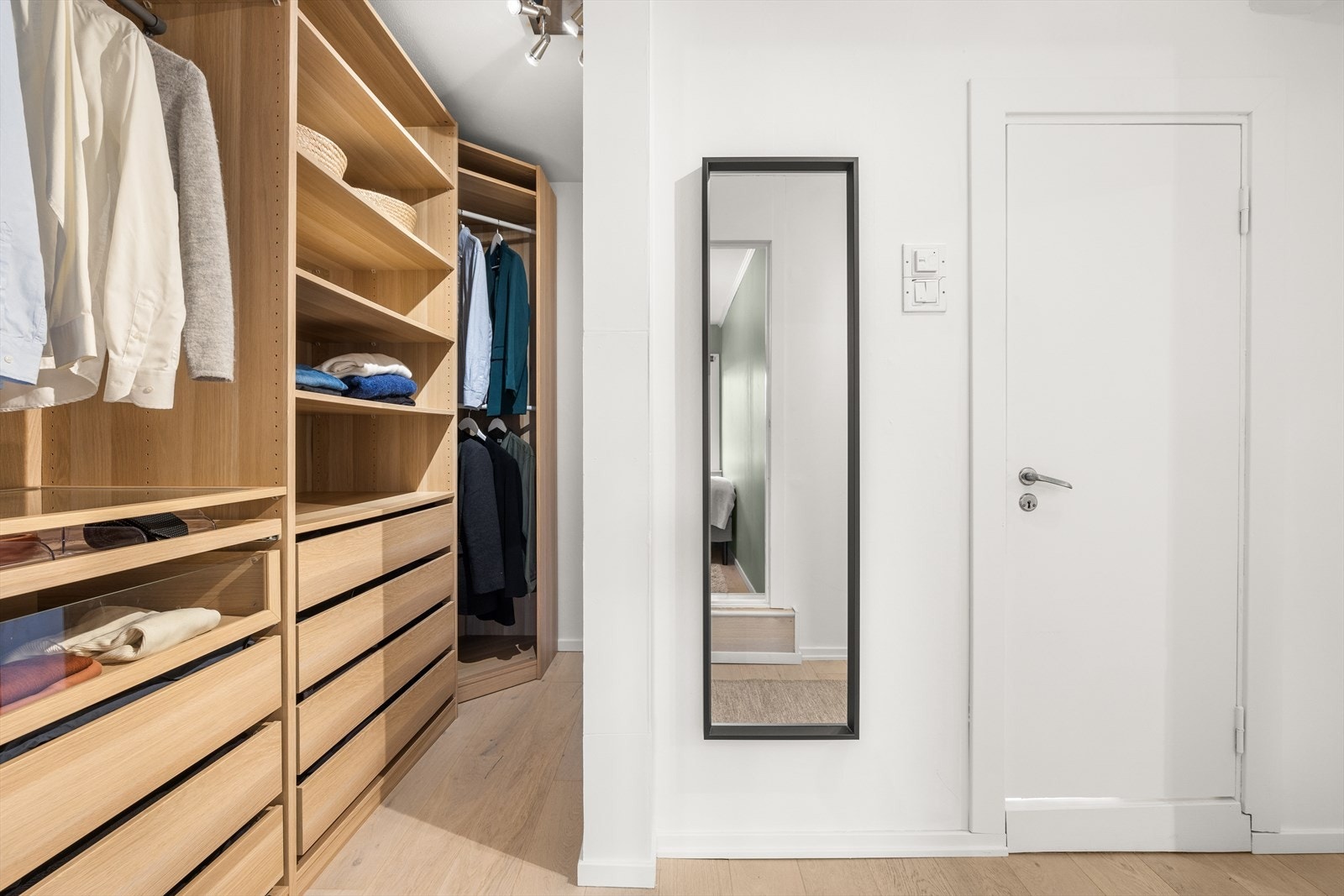 God planløsning med direkte adkomst til bod/garderobe og bad fra soverom. Galleribilde