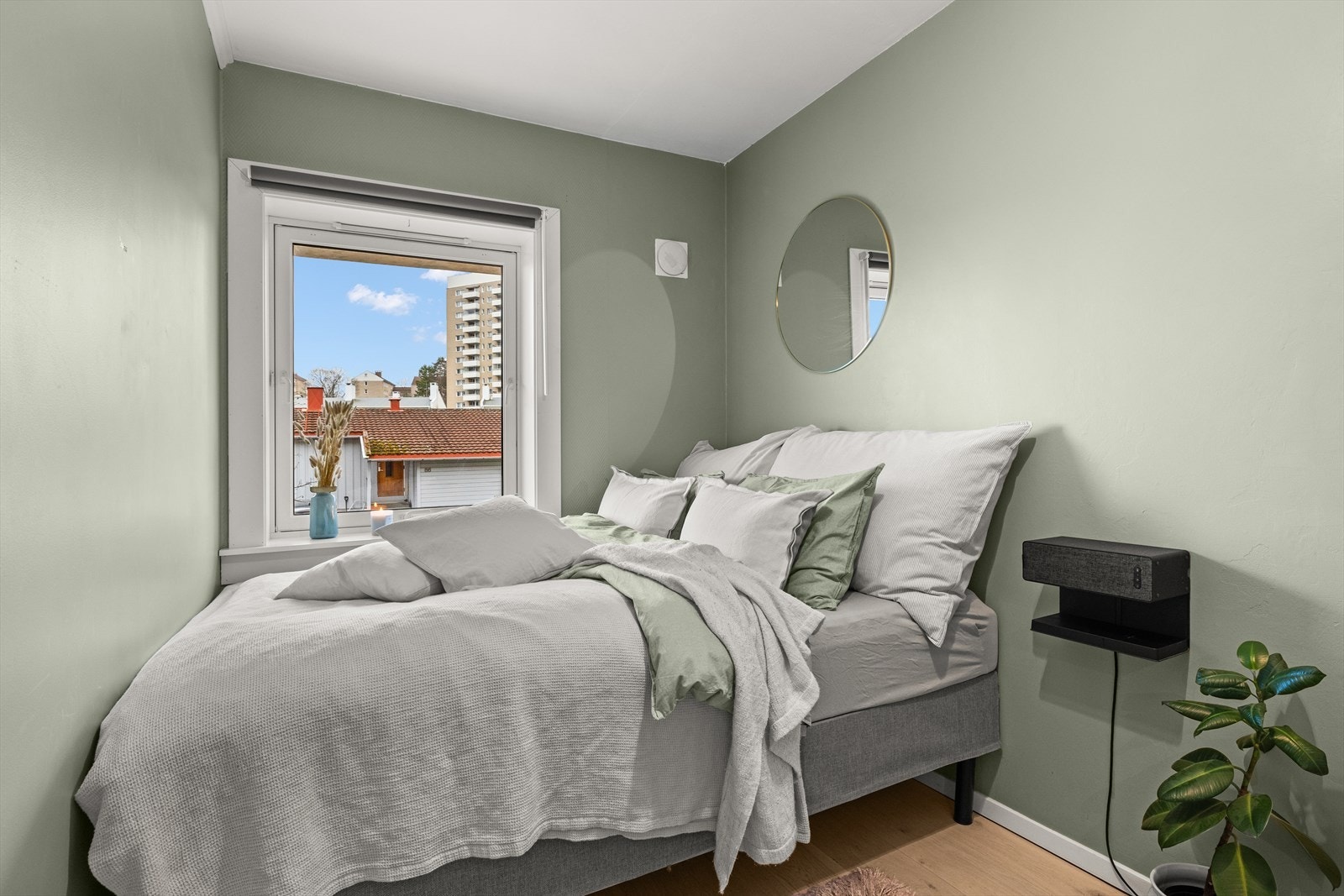 Soverom med plass til dobbeltseng og tilhørende nattbord. Galleribilde