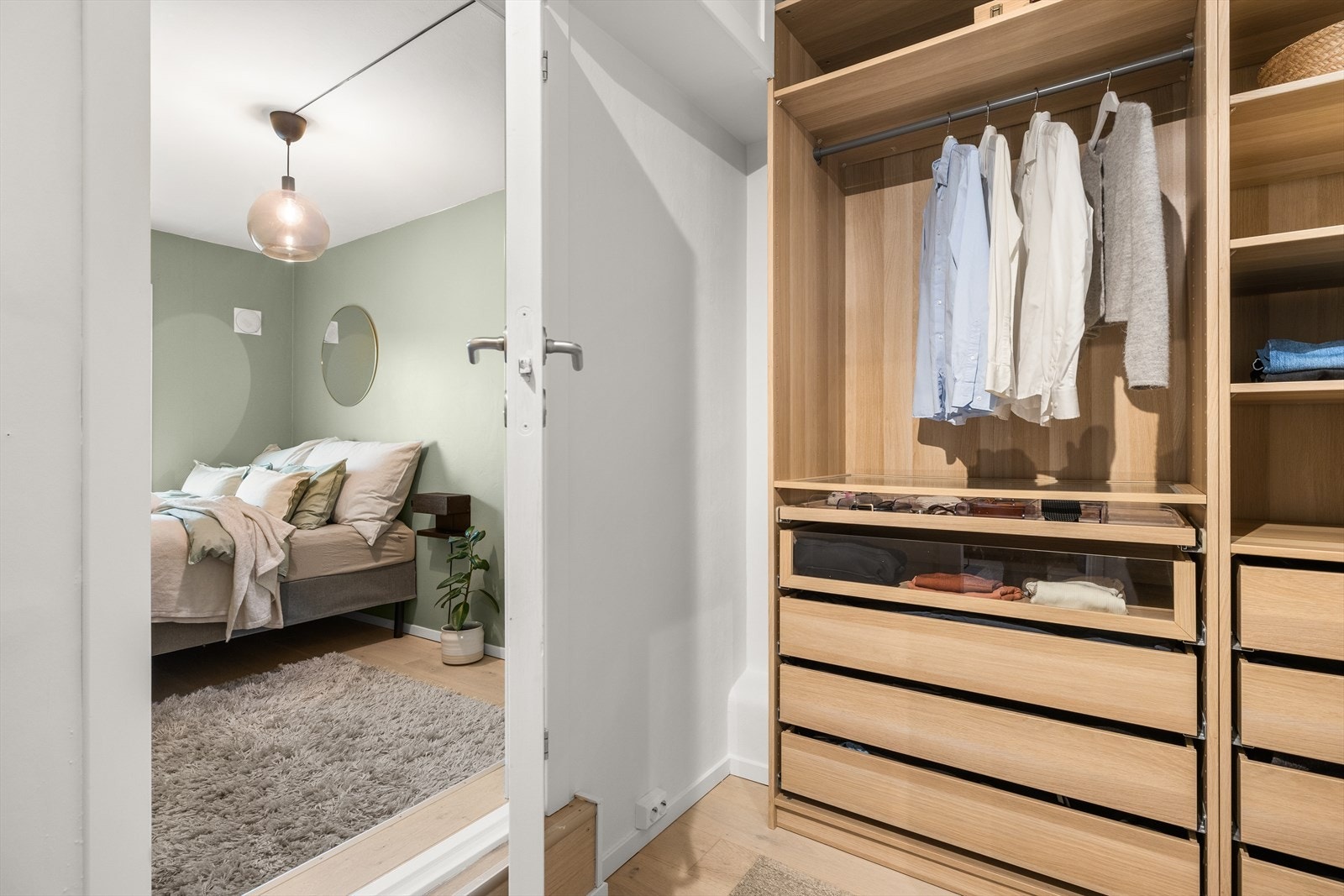 Leiligheten er opprinnelig en 1-roms som er omgjort til en 2-roms leilighet ved å etablere et soverom på tidligere kjøkken. Galleribilde