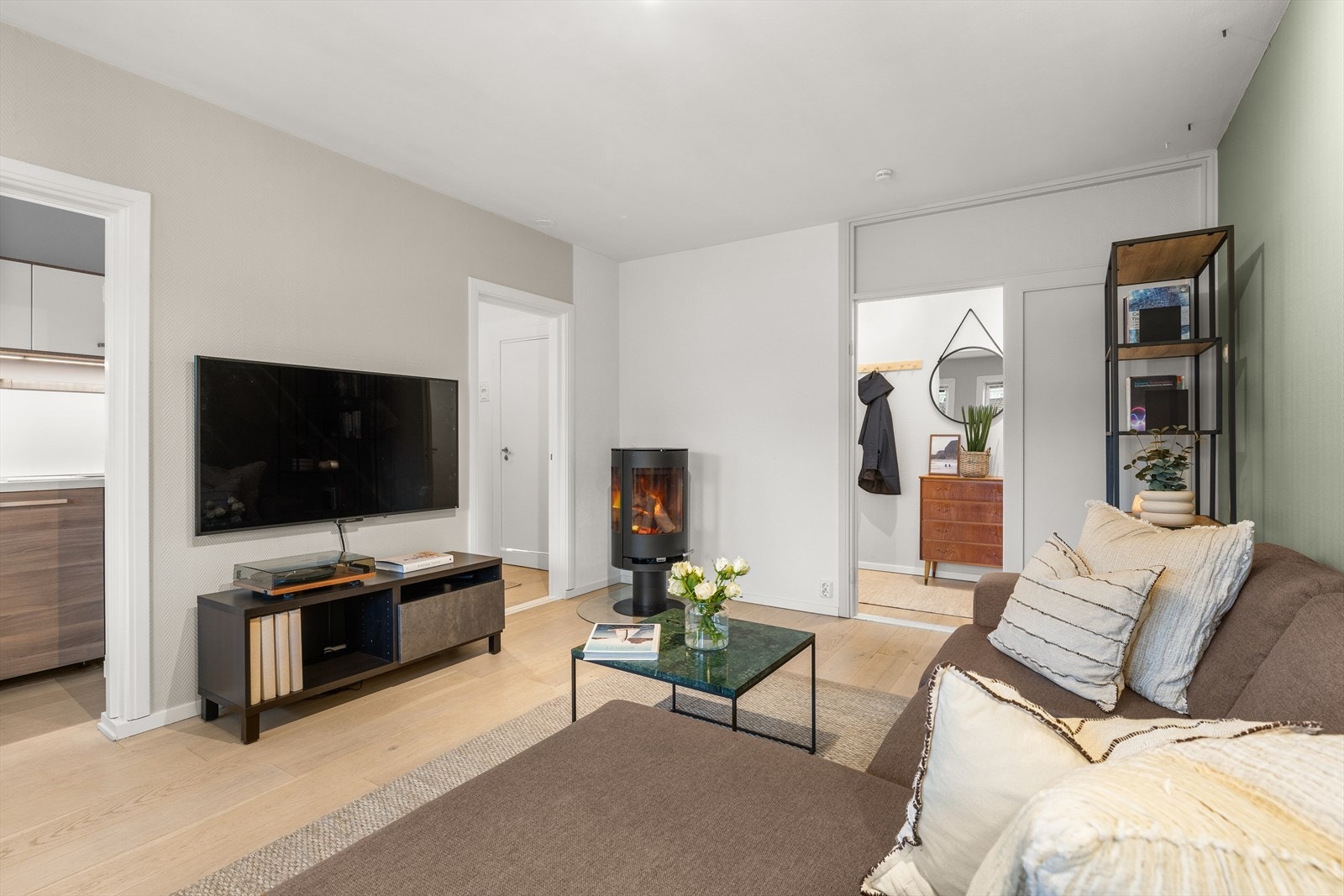 Lys og hyggelig stue med gode møbleringsmuligjeter. Flott 1-stavs parkett på alle gulv, foruten bad. Galleribilde