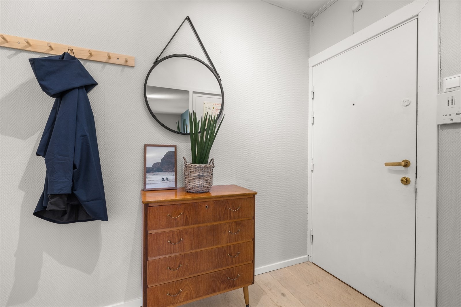 Velkommen inn! Leiligheten disponerer en bod i kjeller. Galleribilde