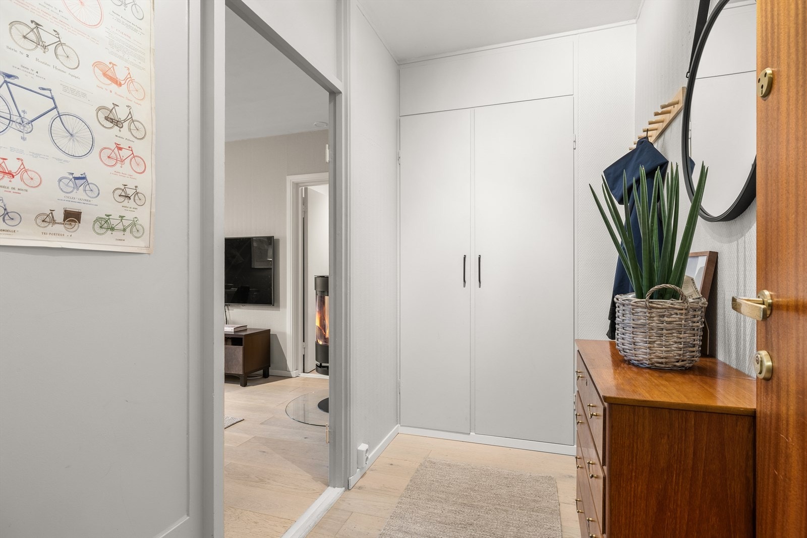 Entrè med plass til oppbevaring av sko og yttertøy i innebygd garderobe. Galleribilde