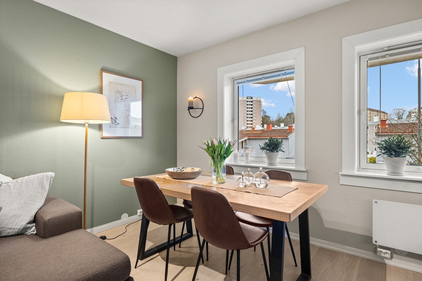 Store vindusflater gir gode lys- og solforhold, samt mye naturlig lysinnslipp. Galleribilde