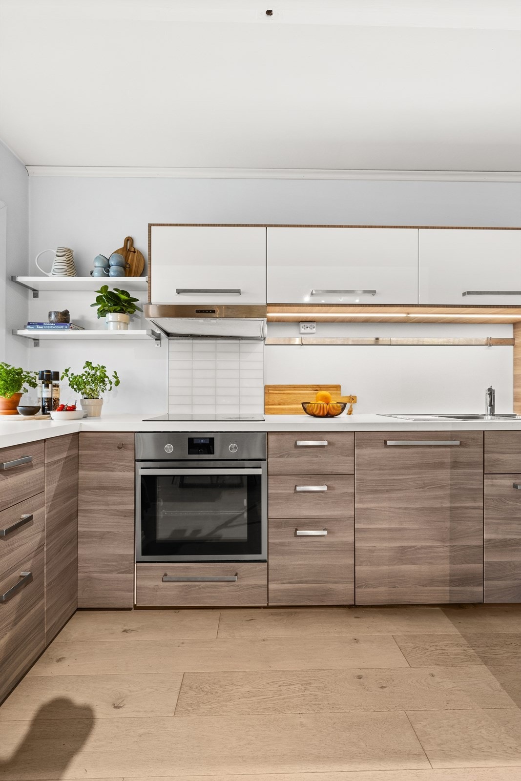 Praktisk kjøkkenløsning med mye skap- og benkeplass. Galleribilde