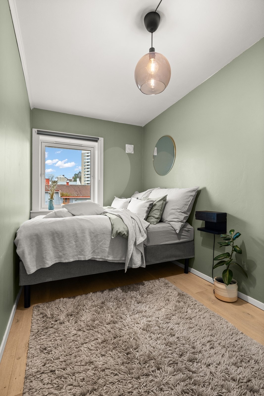 Rommet har også plass til garderobeløsning og annet møblement. Galleribilde