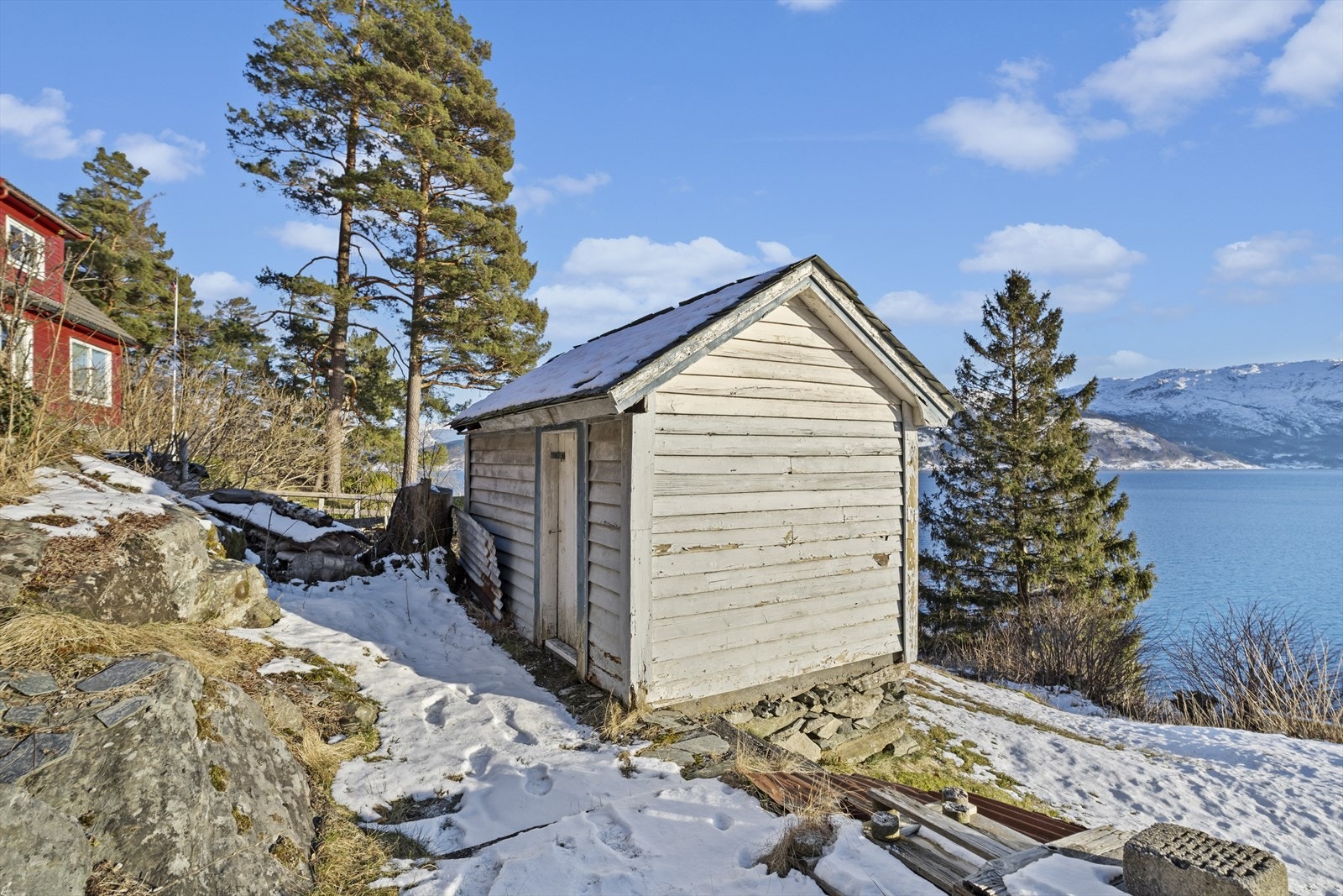 Her er det også et praktisk uthus for oppbevaring av verktøy og hageutstyr m.m. Galleribilde