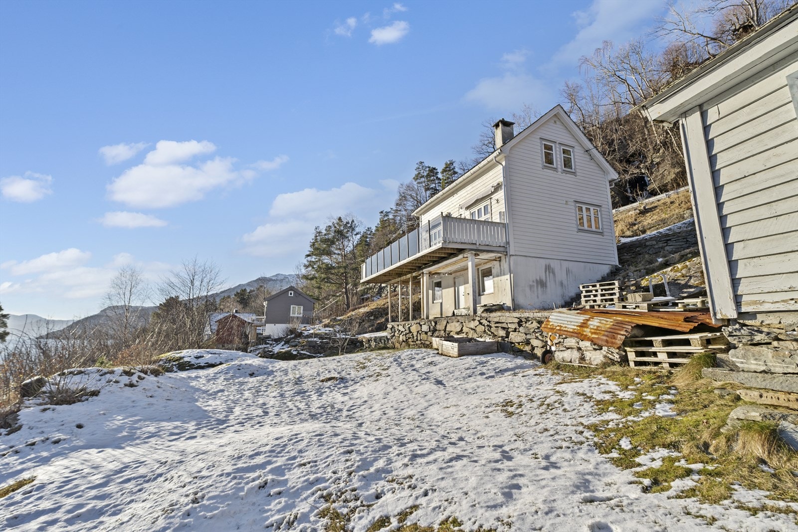 Nedenfor boligen er det hage med gressplen Galleribilde