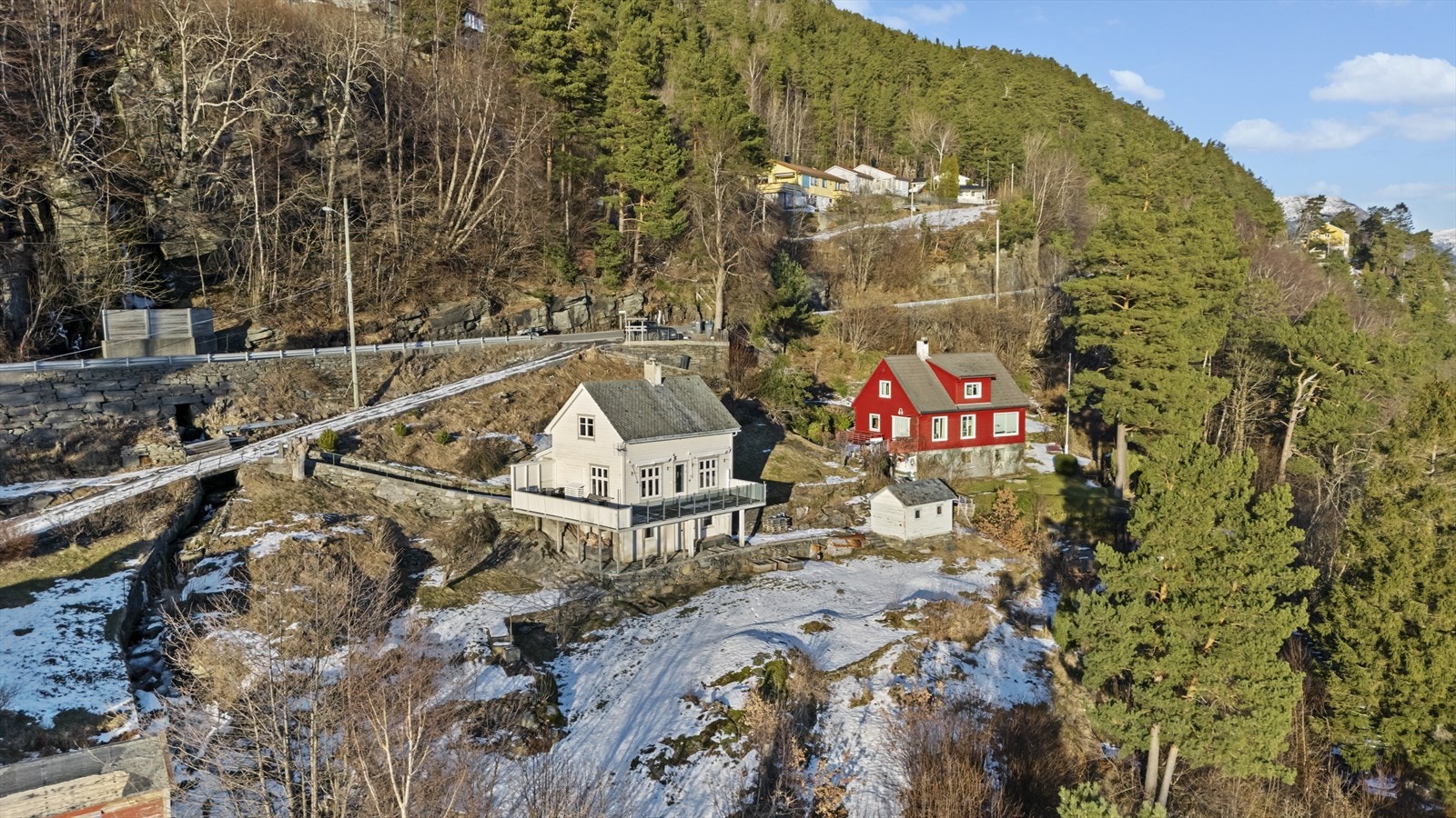 Den oppgraderte boligen ligger pent til på nedsiden av Kjepsovegen like utenfor Ålvik Galleribilde