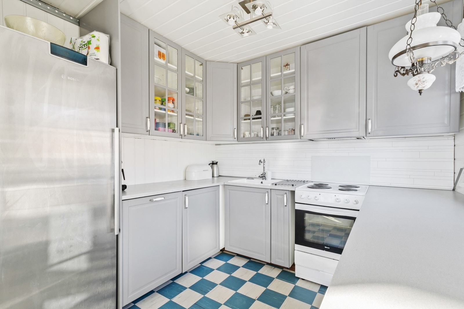 Kjøkken med god skap- og benkeplass Galleribilde