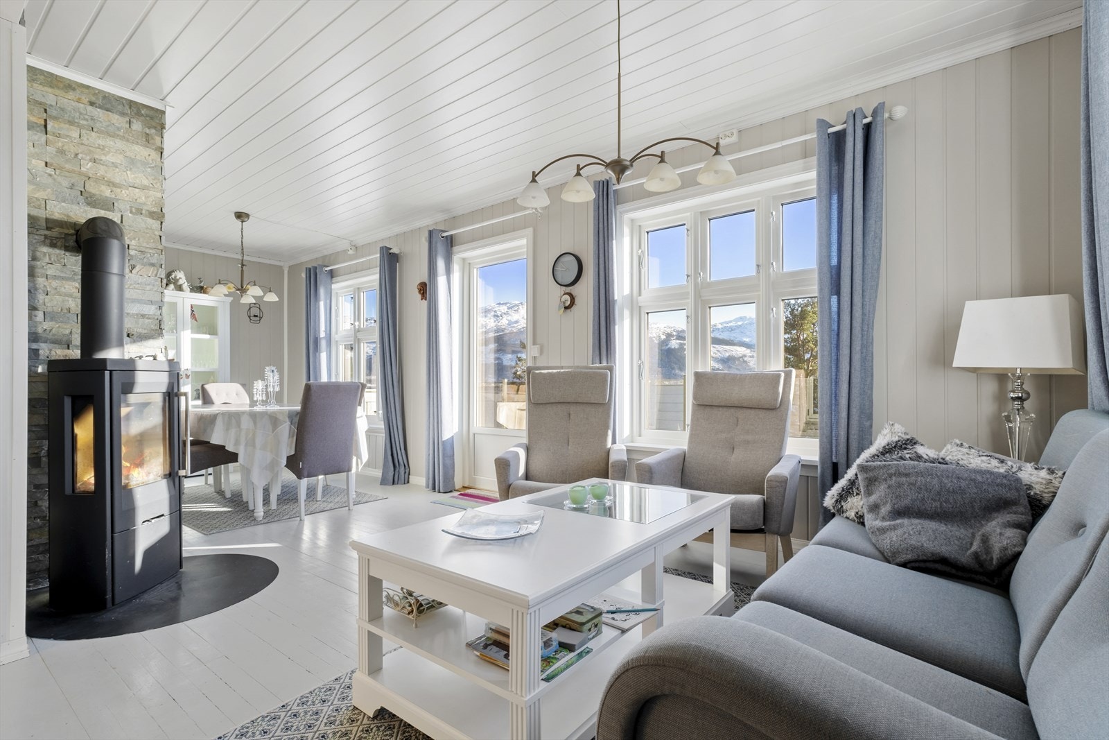 Koselig stue med nyere vedovn sentralt i rommet - her er de fleste overflater oppgradert! Galleribilde