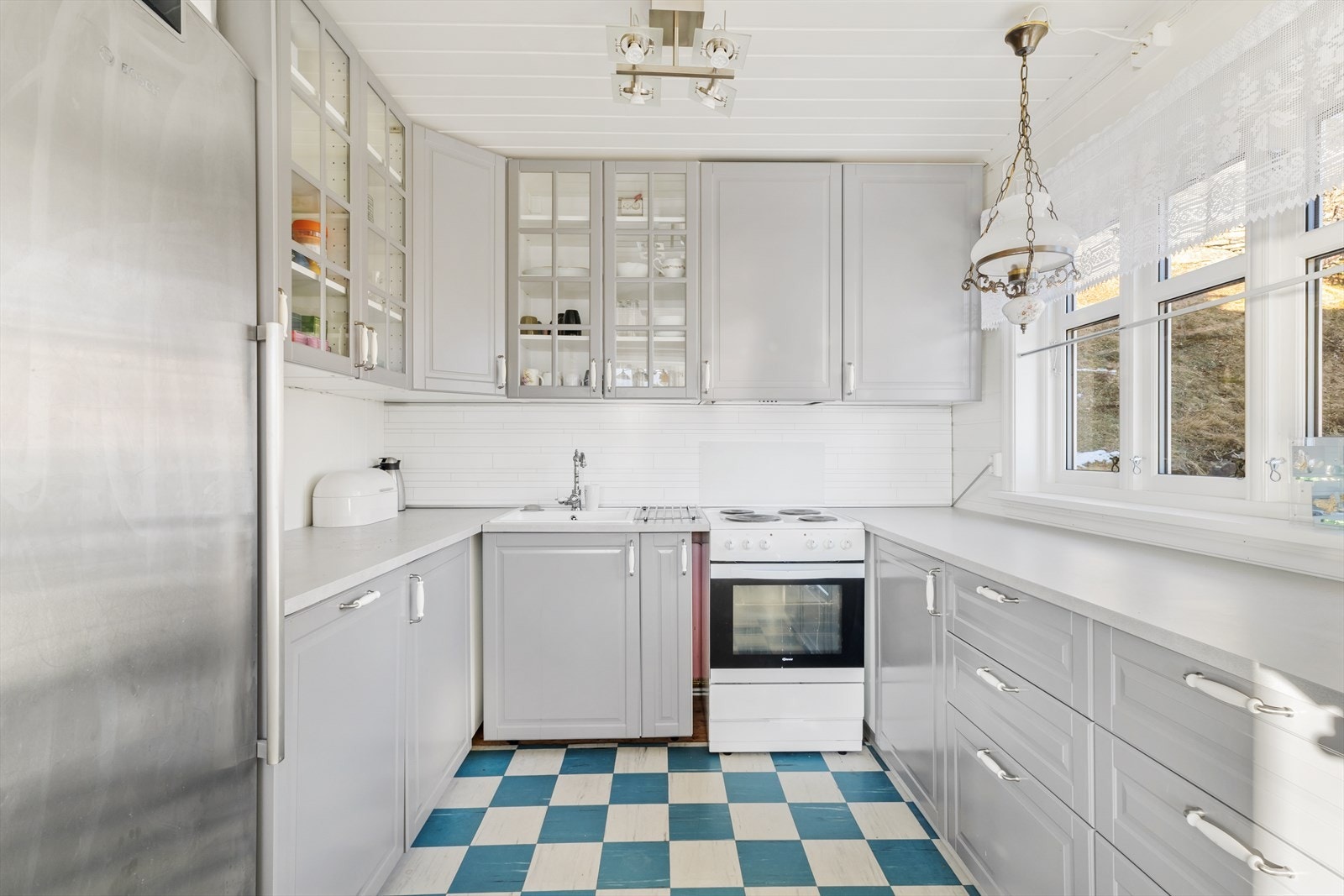 Lyst og fint kjøkken med delvis åpen løsning mot stuen - innredningen er skiftet i nyere tid Galleribilde