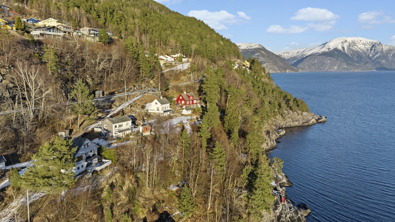 Boligen ligger sørvendt med vid utsikt utover Hardangerfjorden - sol fra morgen til kveld! Galleribilde